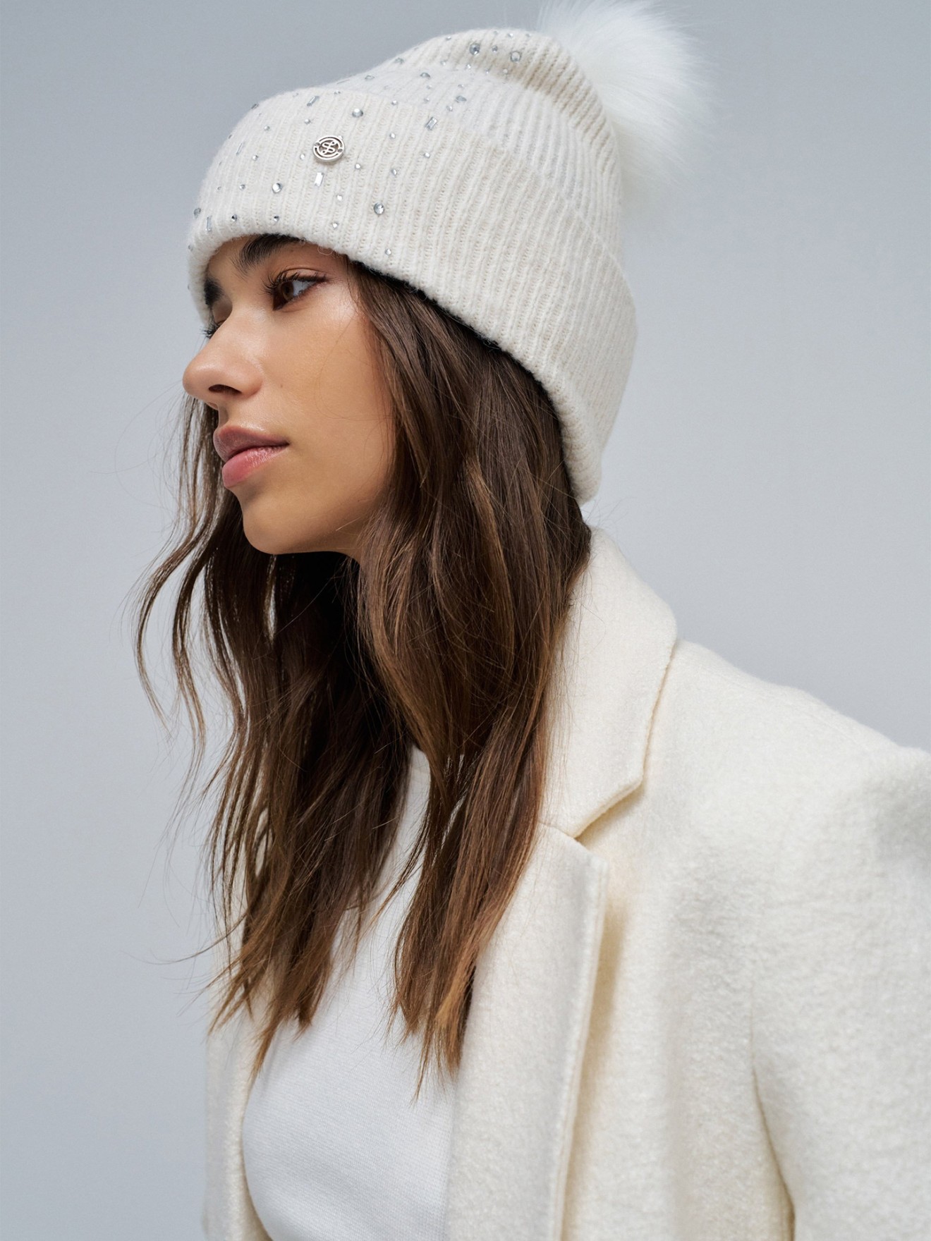 Gorro com Pompom e Aplicao de Pedras