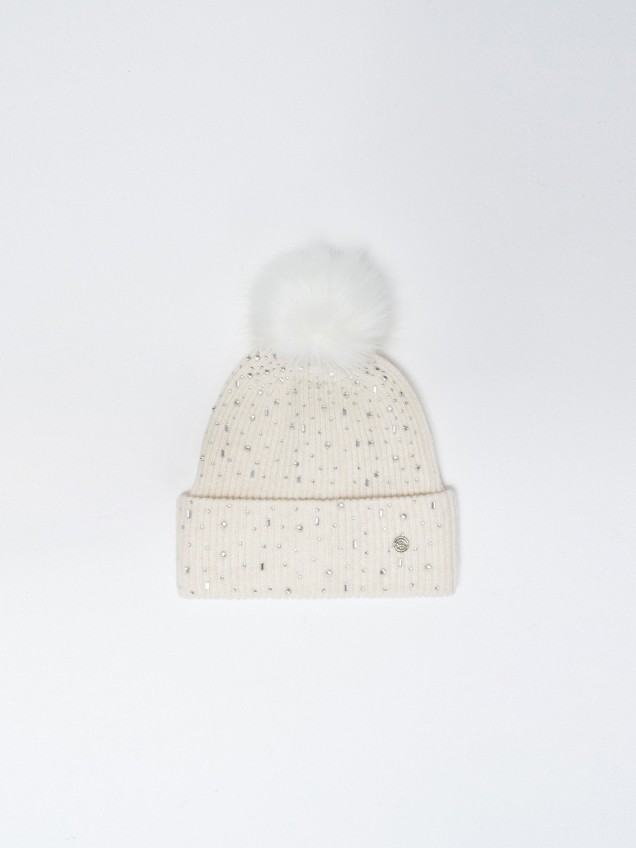 Gorro com Pompom e Aplicao de Pedras