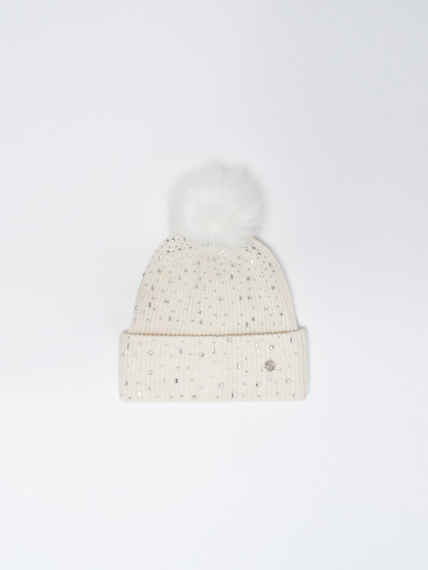 Gorro com Pompom e Aplicação de Pedras