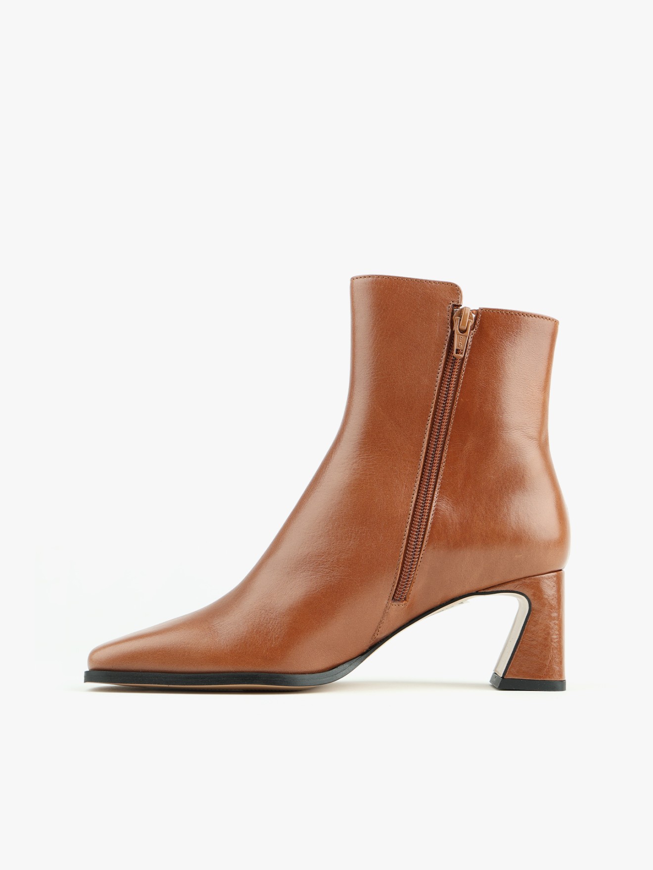 Botins de Biqueira Quadrada em Pele