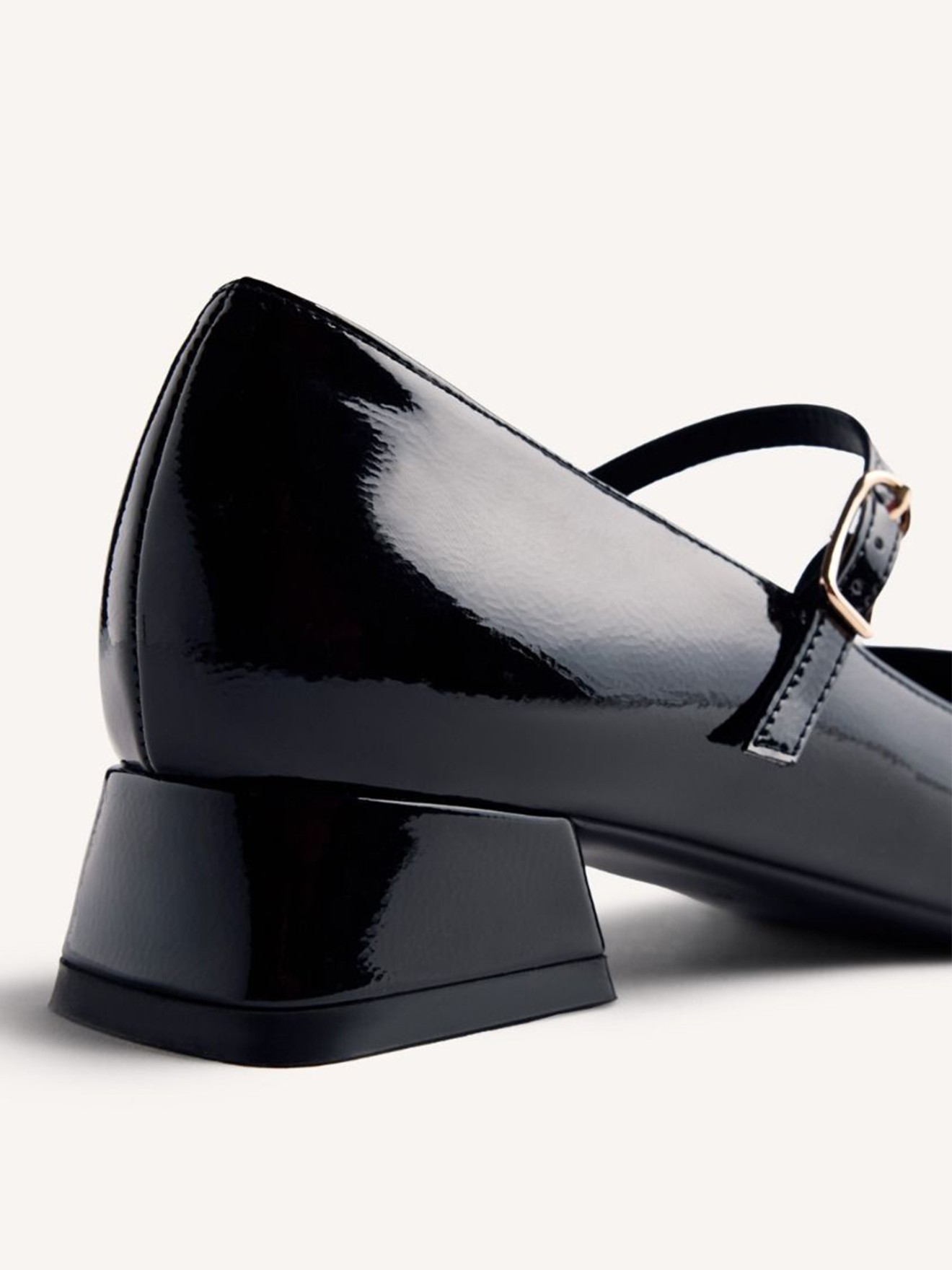 Sapatos de Verniz