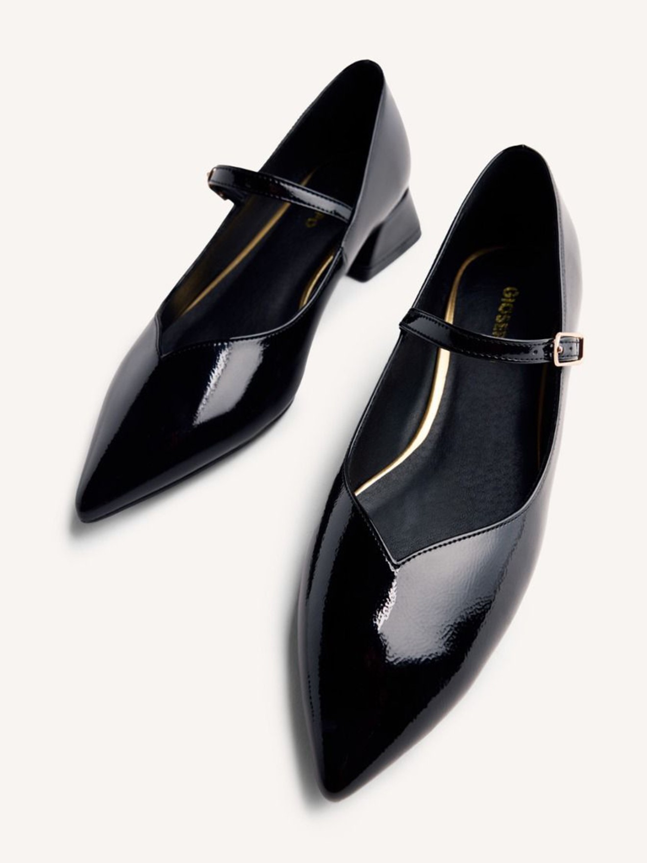 Sapatos de Verniz