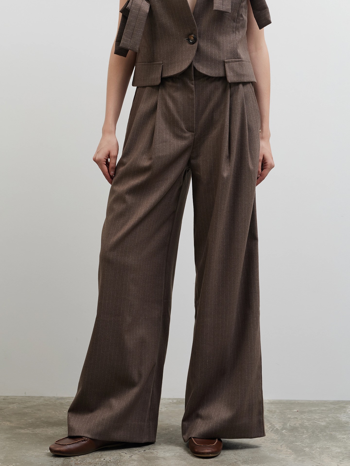 Calças às Riscas com Pregas