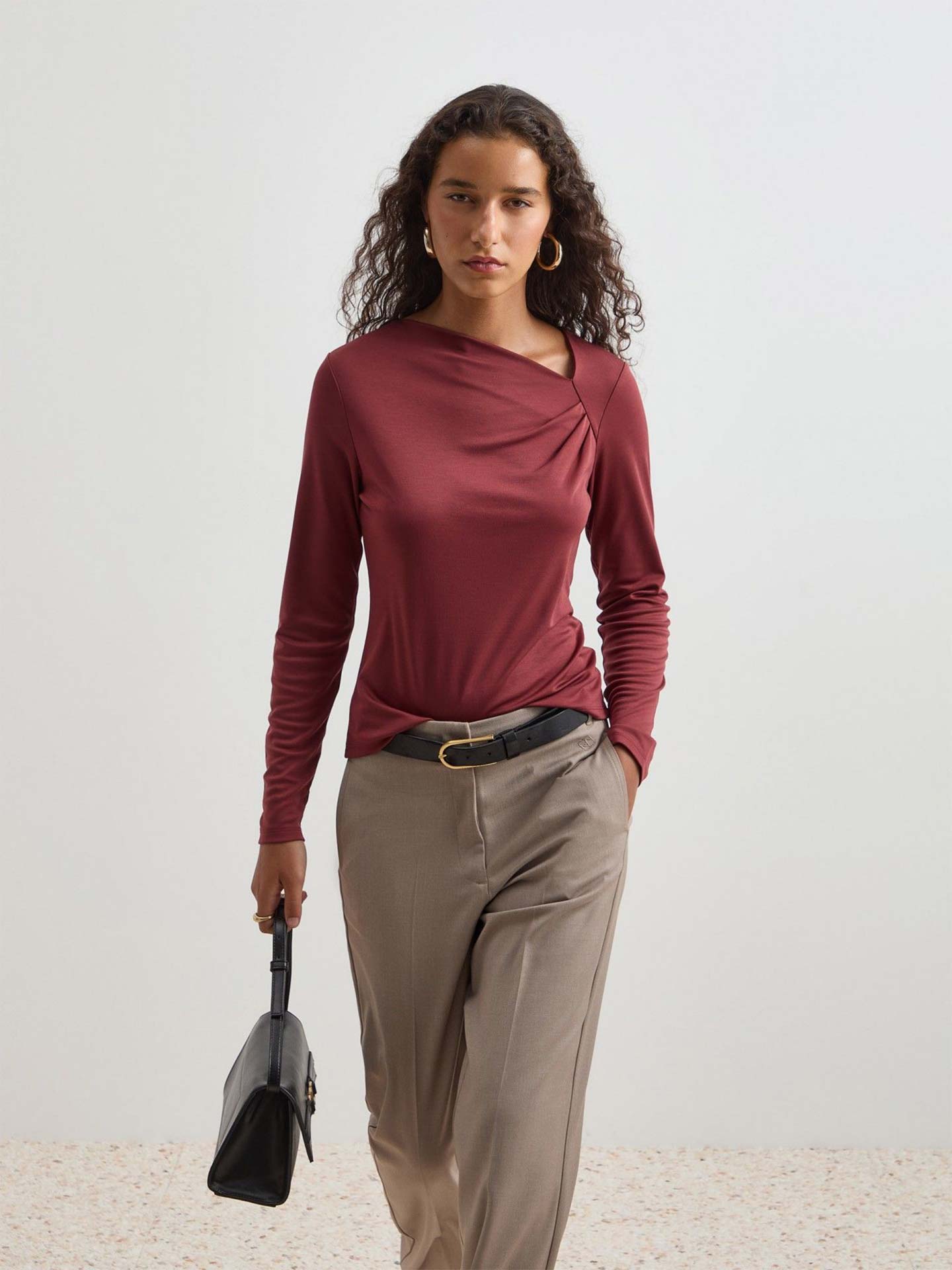 Camisola com Decote Assimétrico