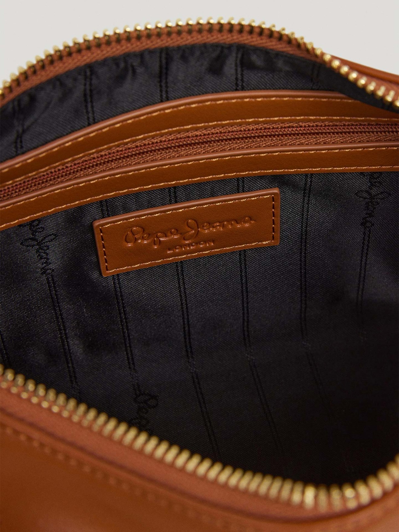 Mala de Ombro Efeito Couro