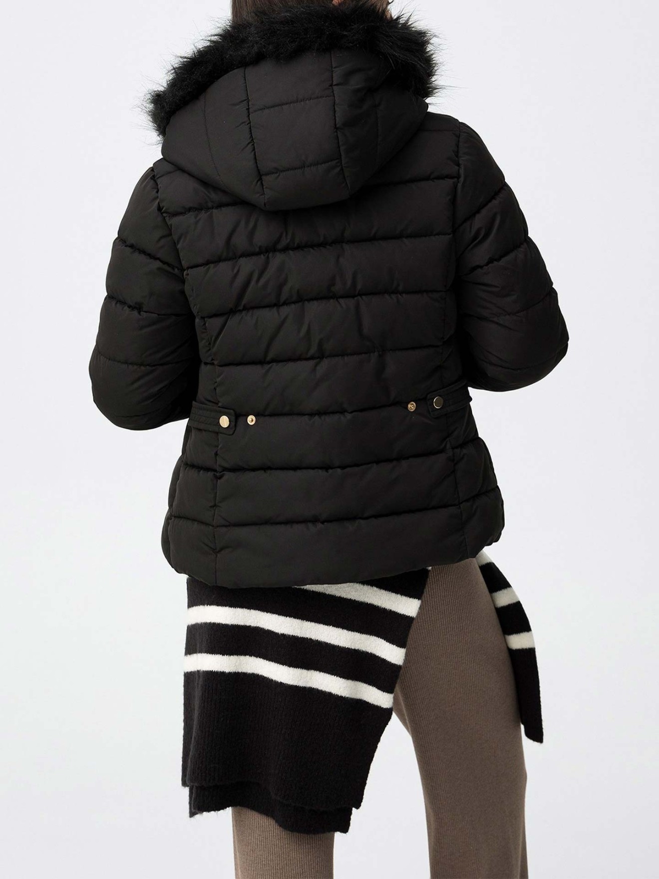 Blusão Acolchoado com Capuz de Pelo