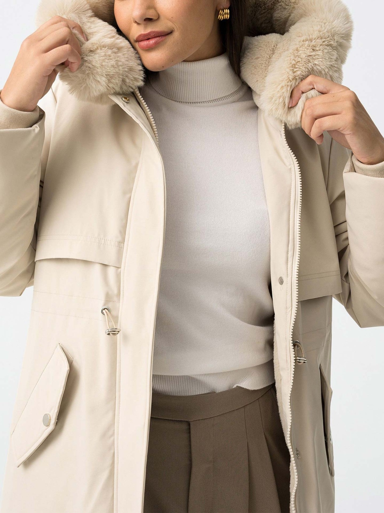 Parka Acolchoada com Capuz de Pelo Sintético