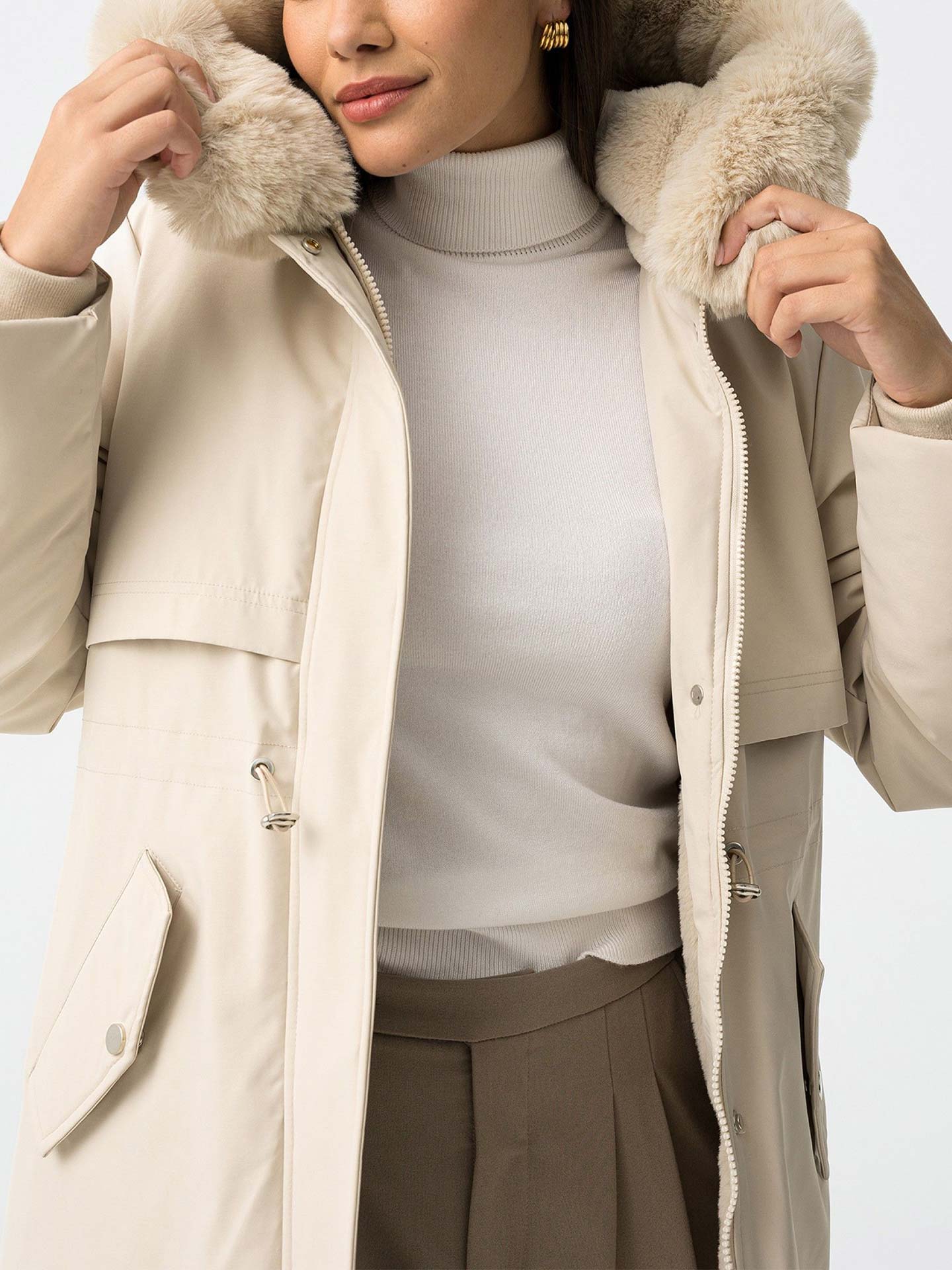 Parka Acolchoada com Capuz de Pelo Sintético