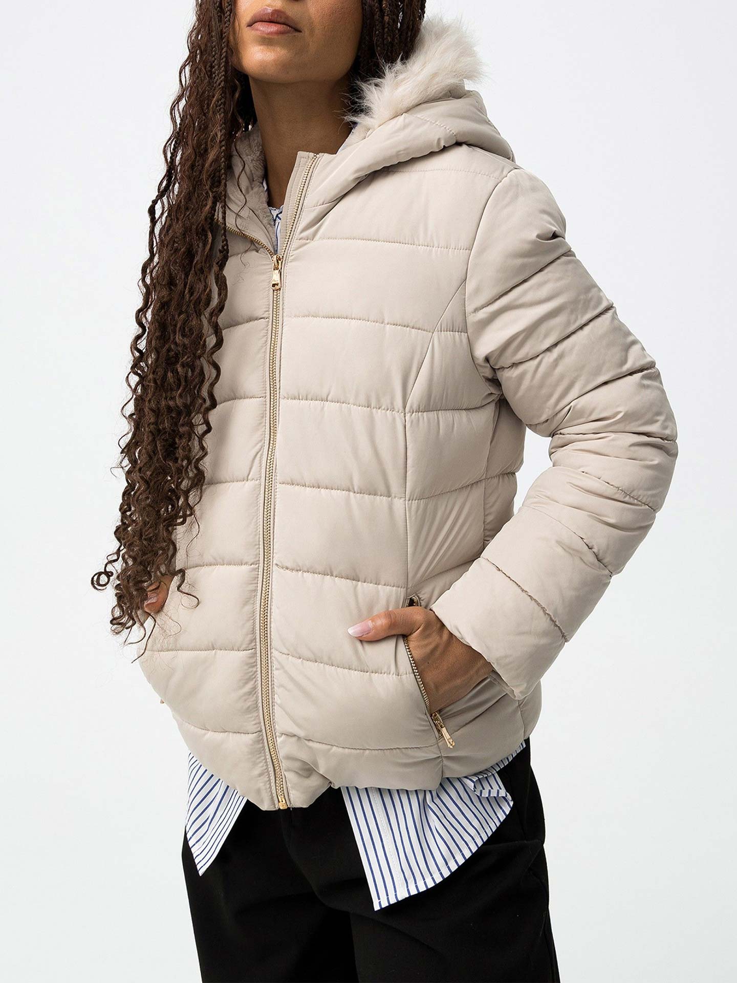 Blusão Acolchoado com Capuz de Pelo