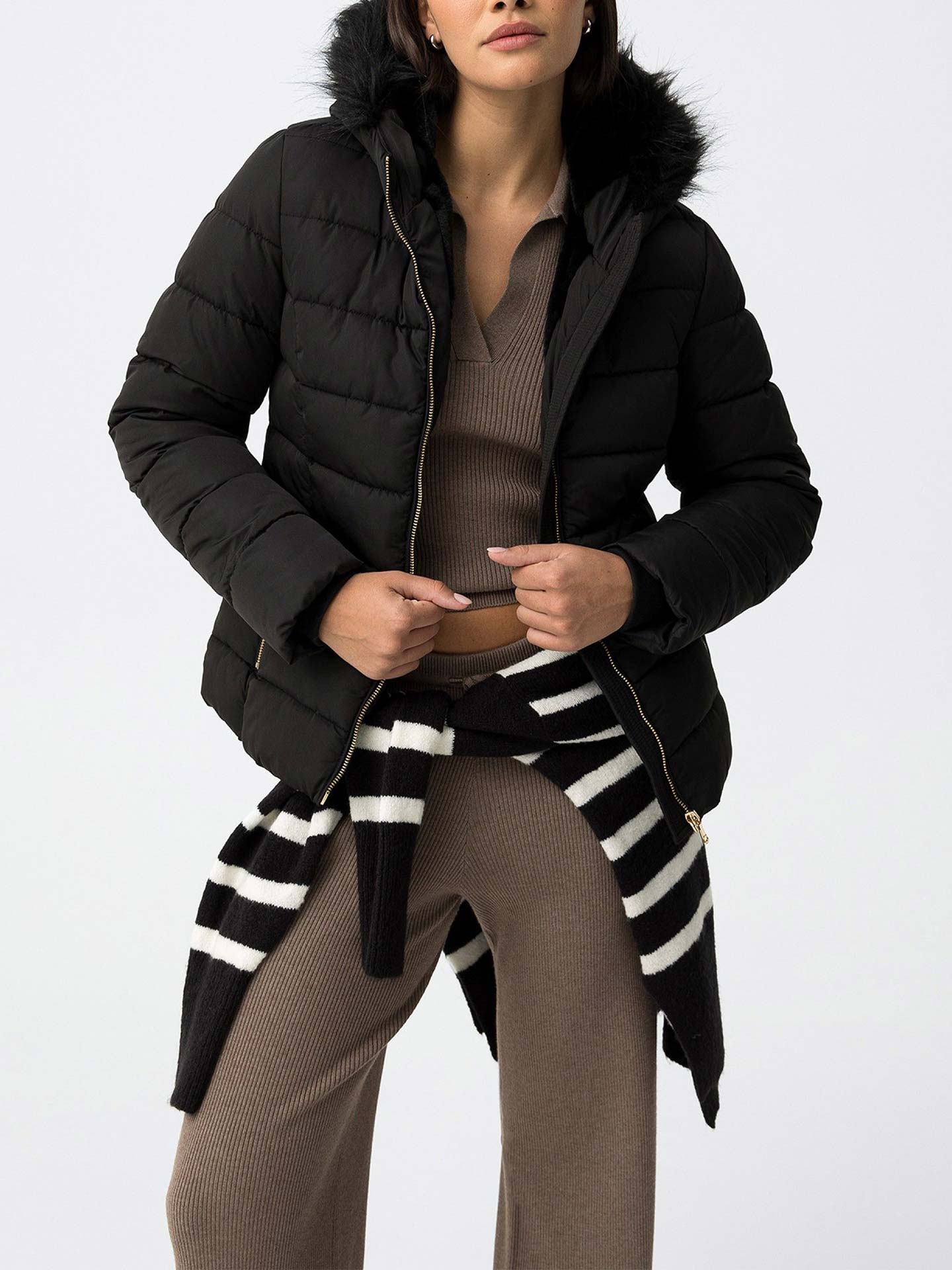 Blusão Acolchoado com Capuz de Pelo