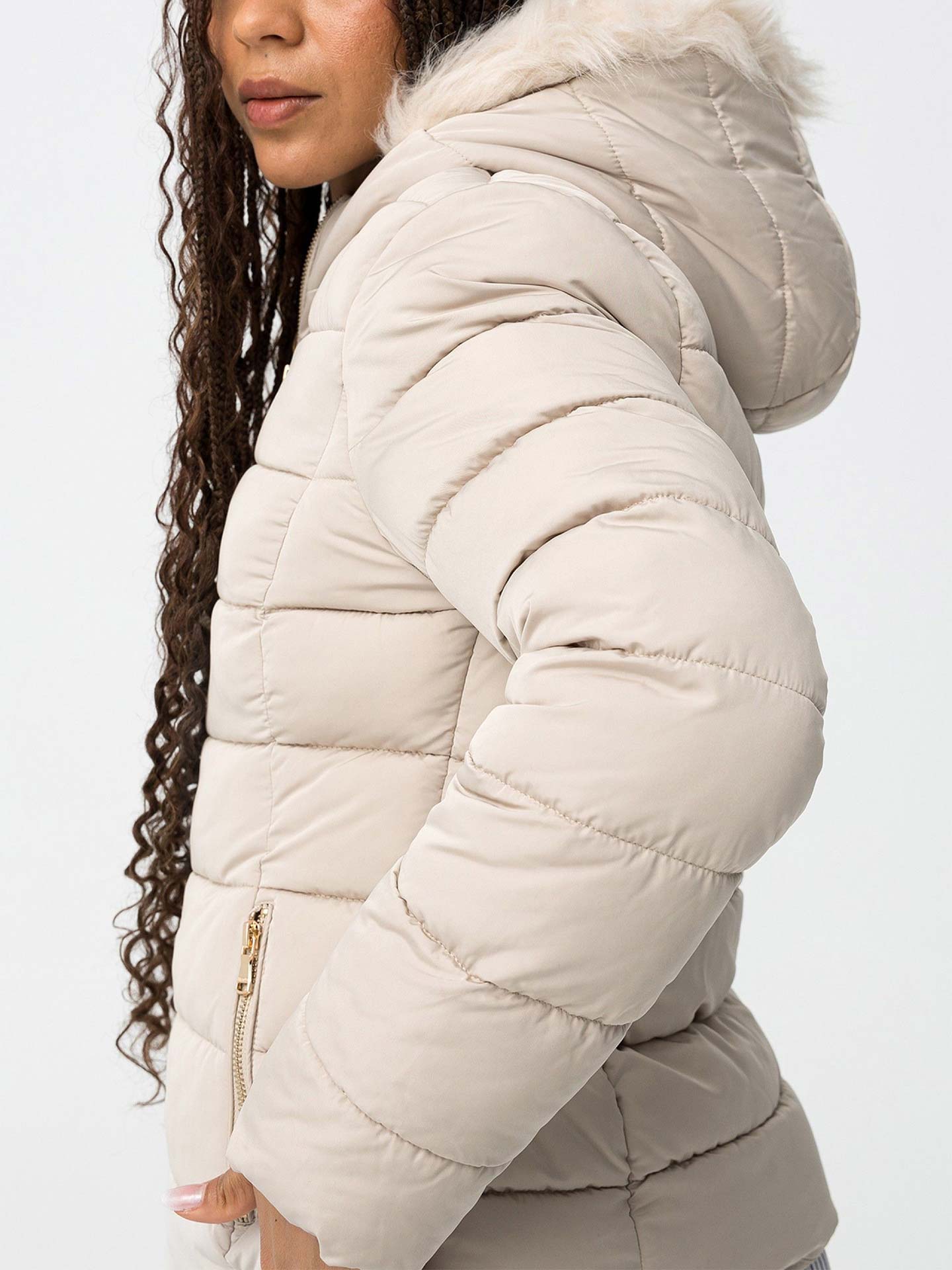 Blusão Acolchoado com Capuz de Pelo