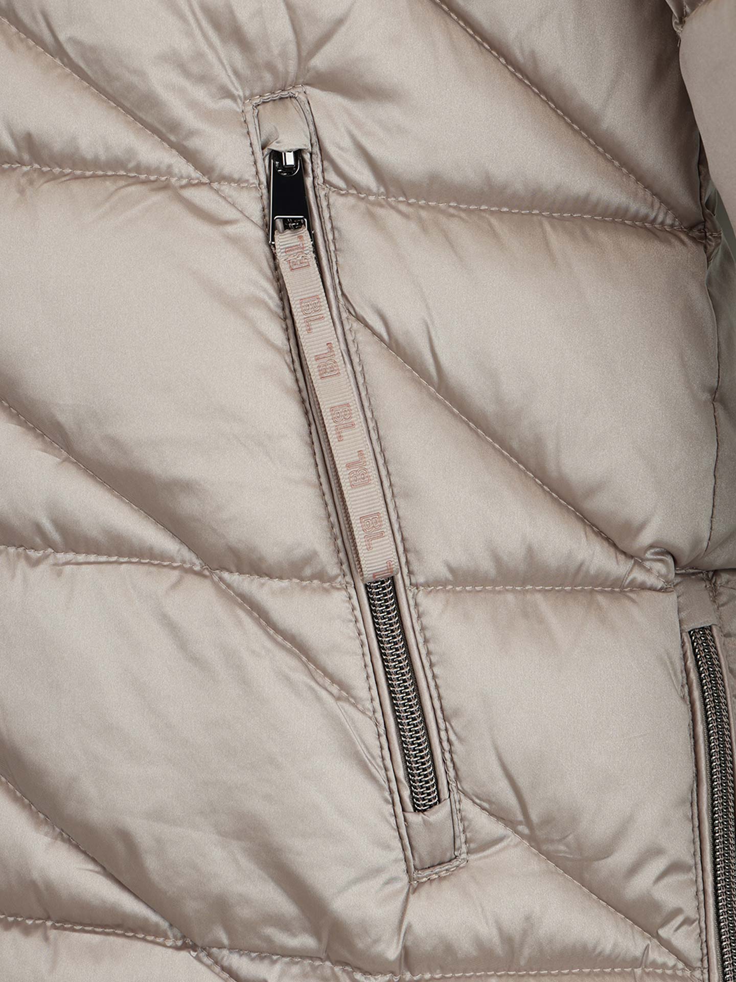 Parka Comprida Acolchoada com Capuz