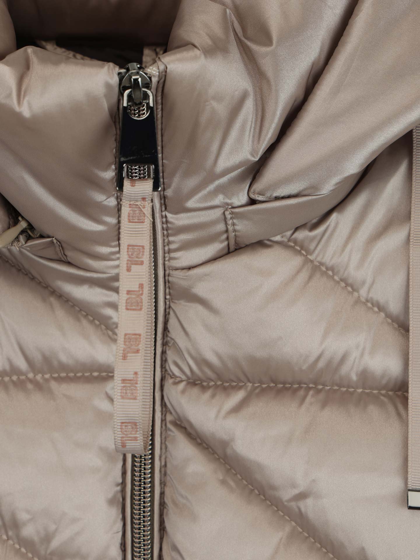 Parka Comprida Acolchoada com Capuz