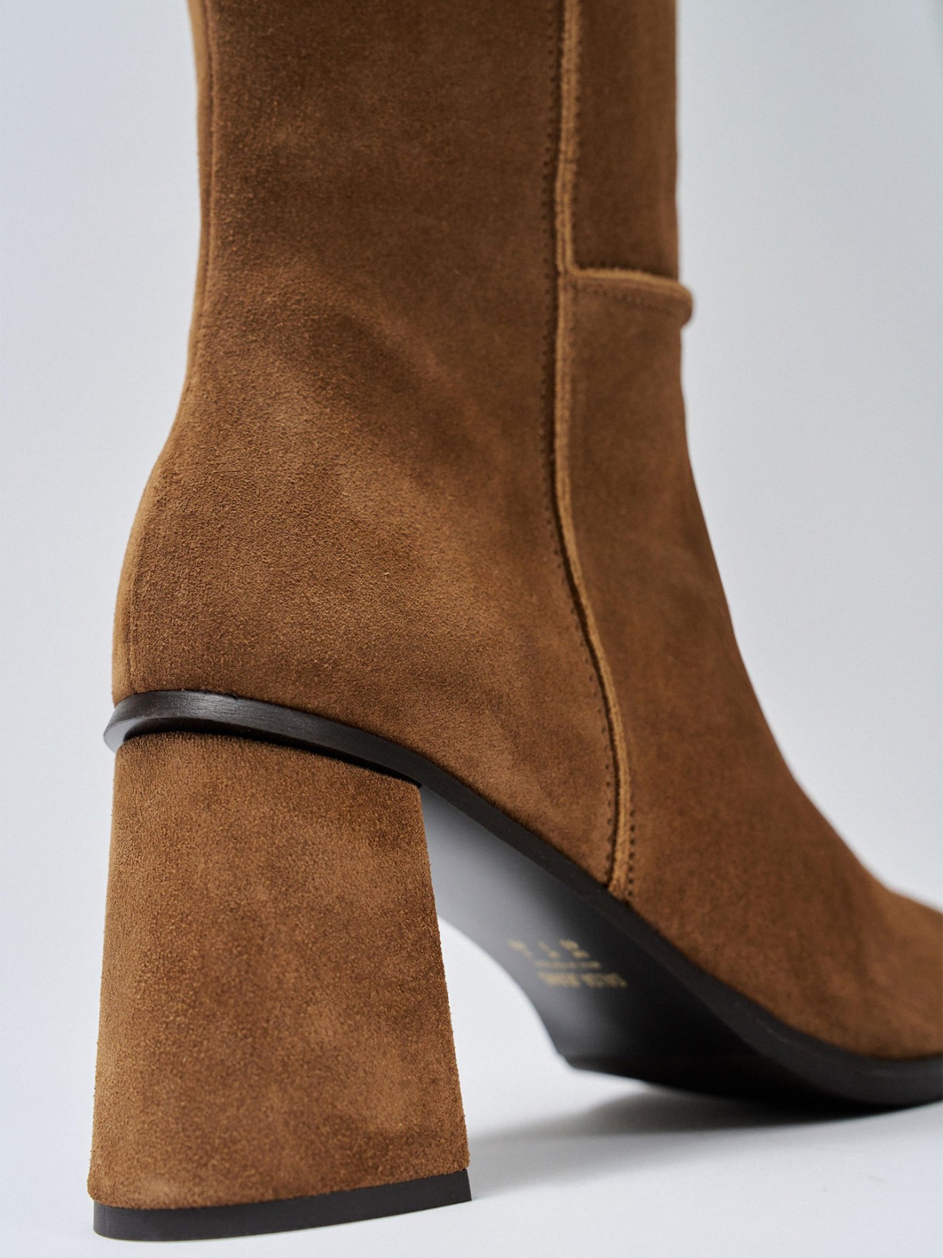 Botas de Cano Alto em Camurça