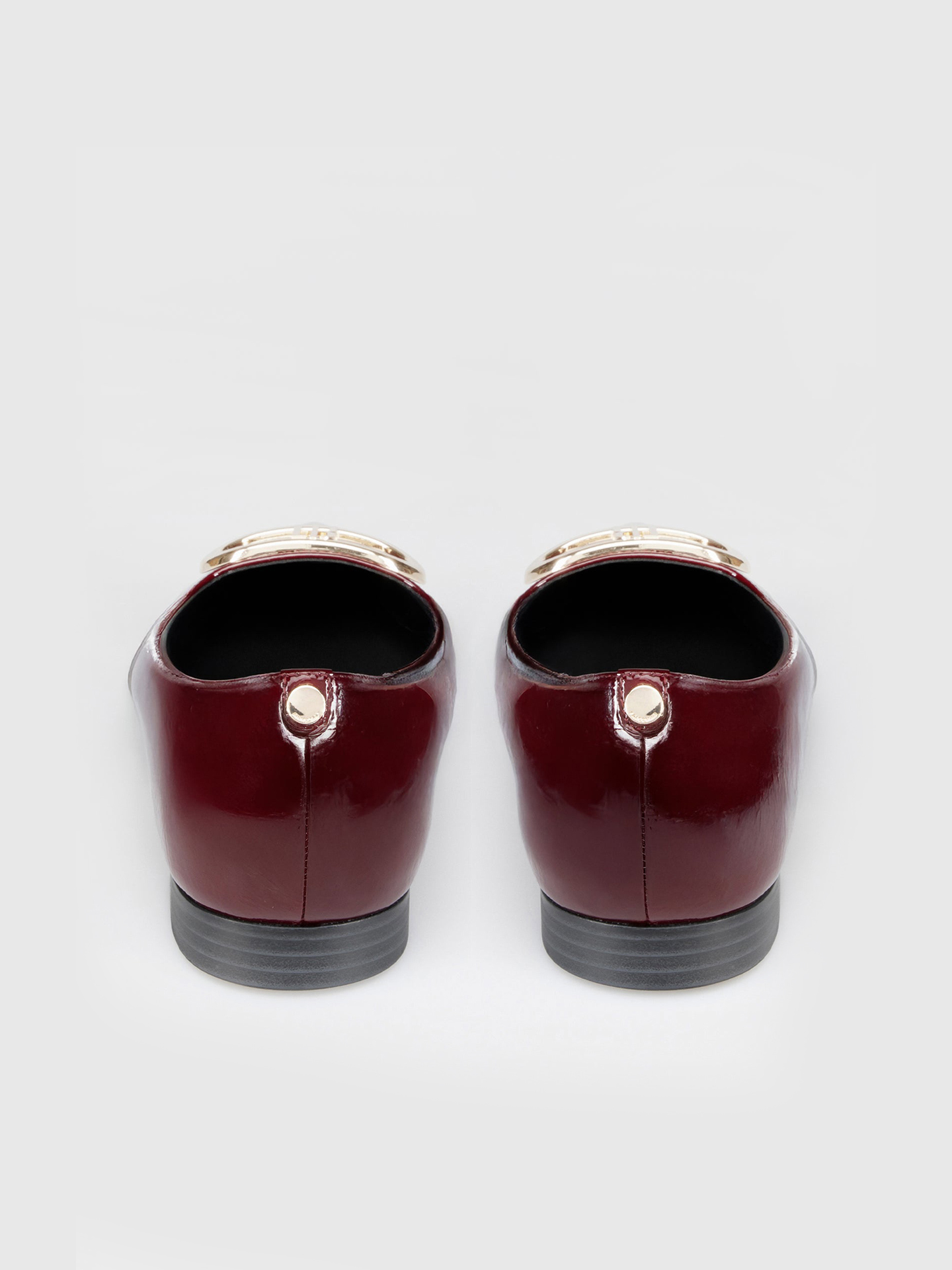 Sapatos Rasos de Verniz com Fivela Dourada