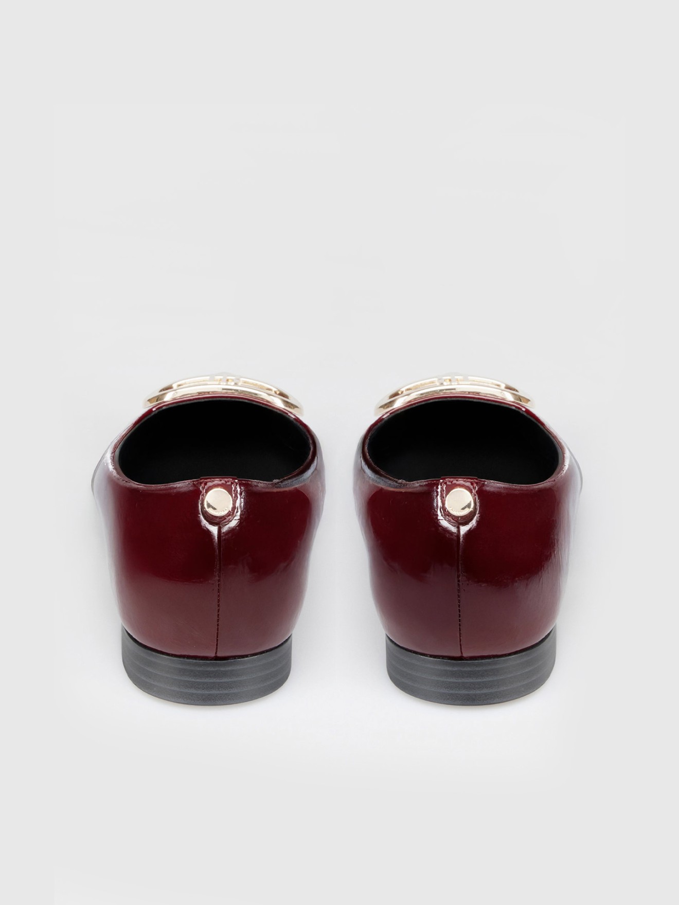 Sapatos Rasos de Verniz com Fivela Dourada