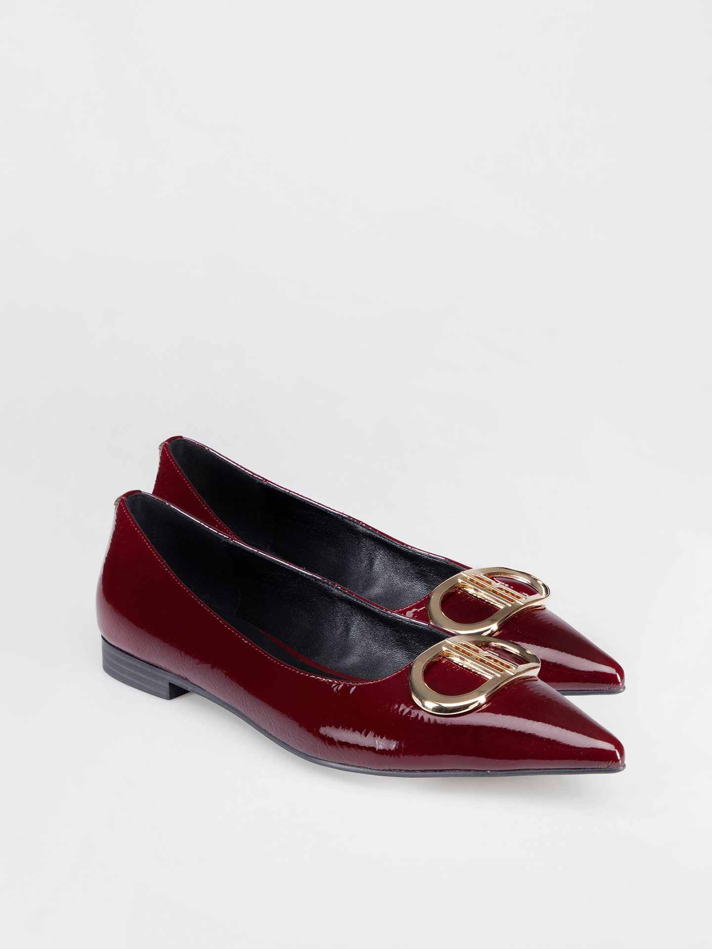 Sapatos Rasos de Verniz com Fivela Dourada