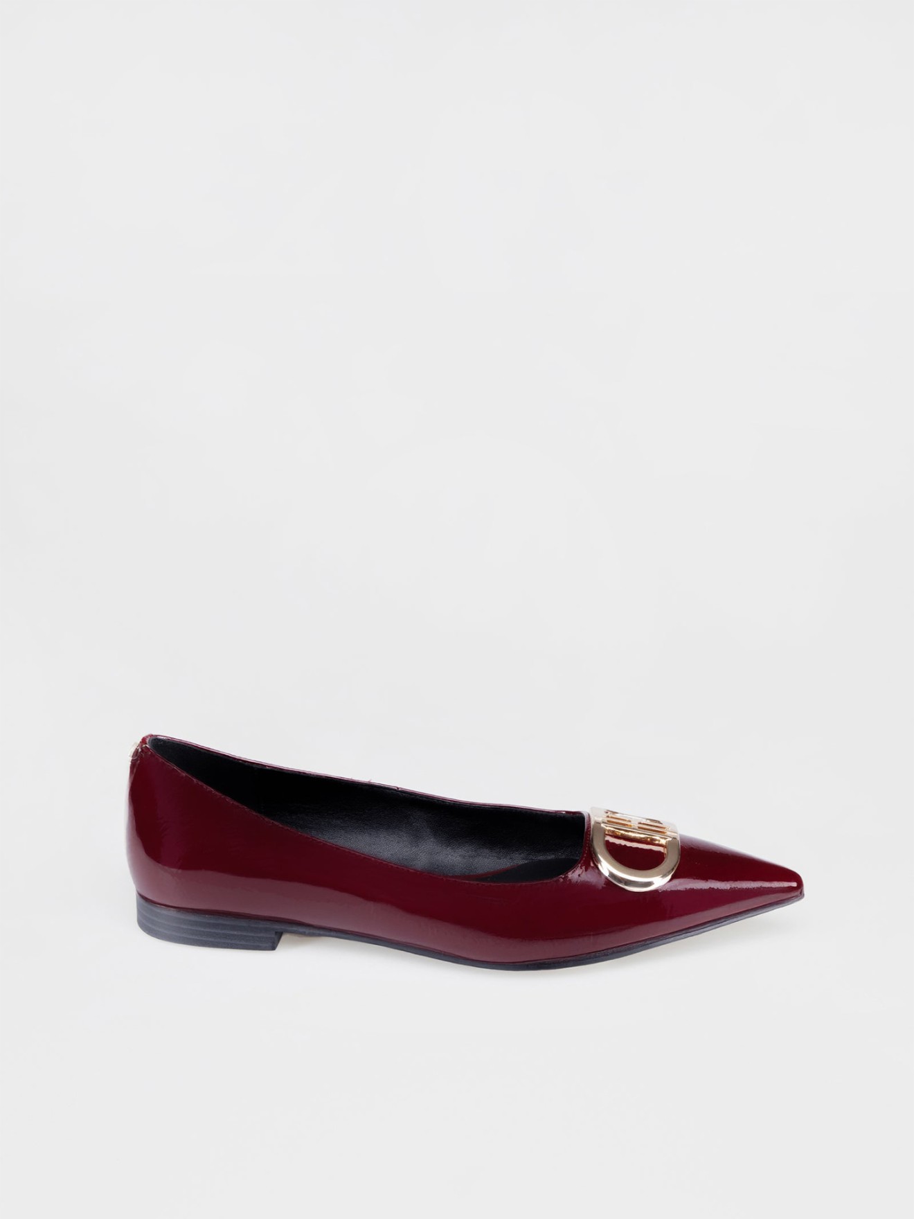 Sapatos Rasos de Verniz com Fivela Dourada