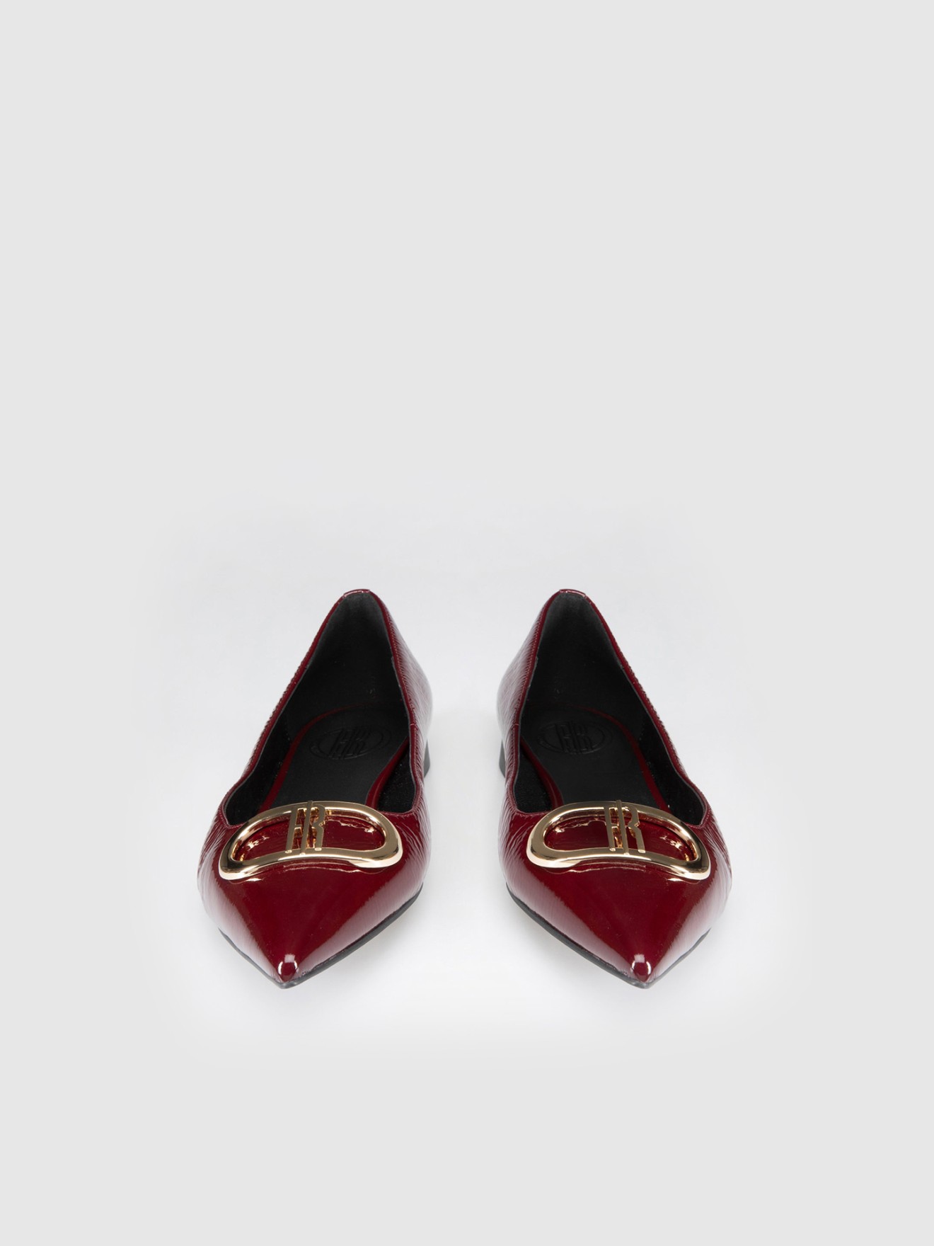 Sapatos Rasos de Verniz com Fivela Dourada