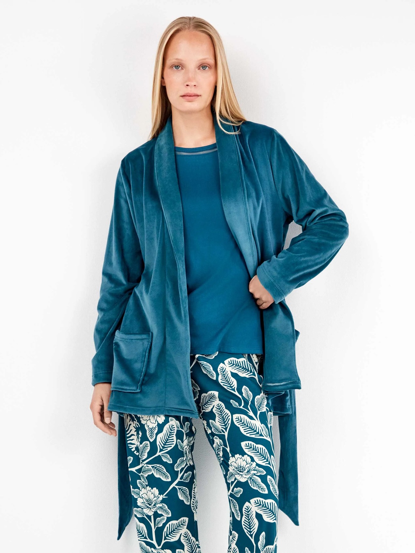 Roupo Curto em Malha Polar