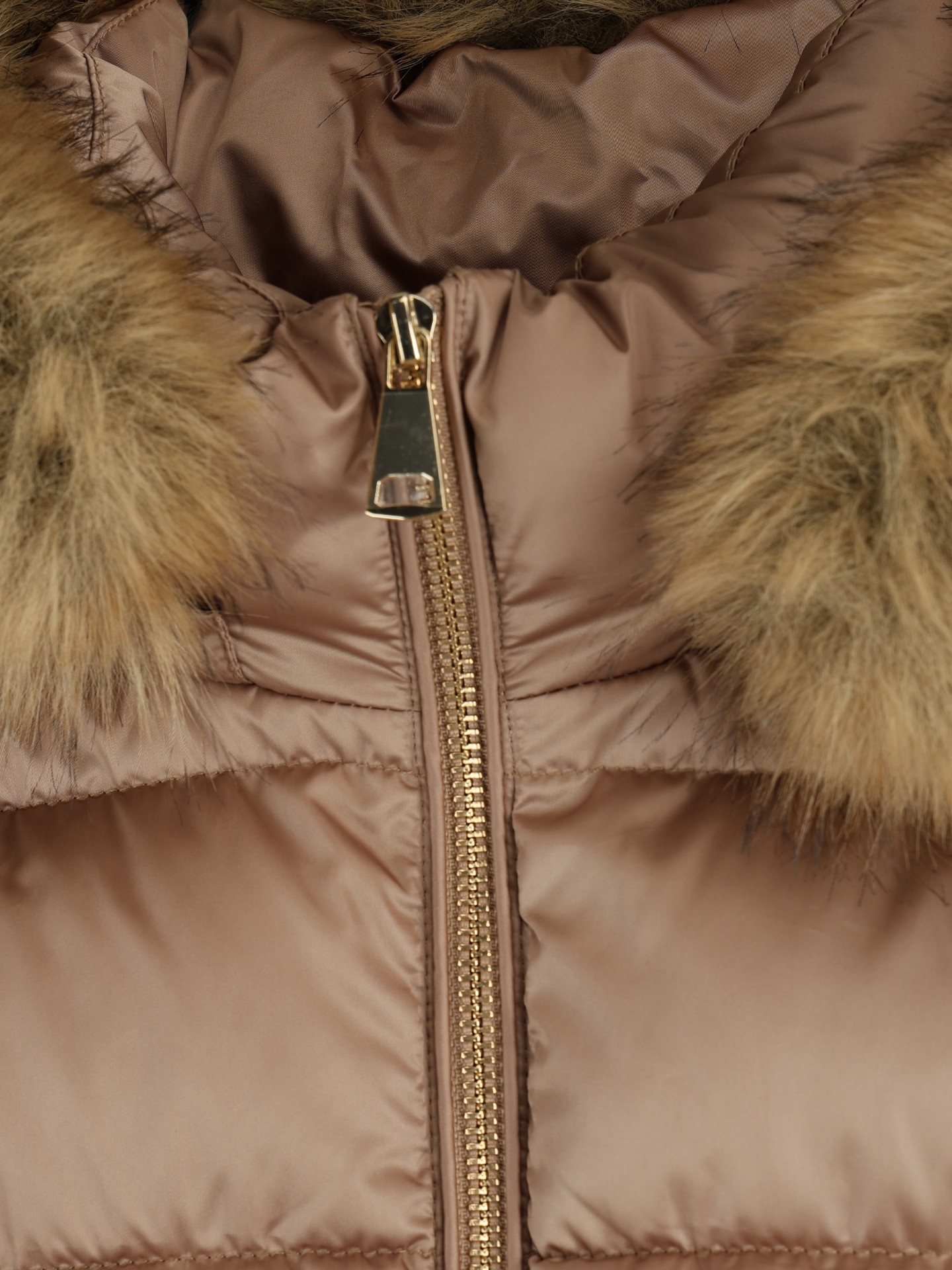 Blusão Acolchoado com Capuz de Pelo