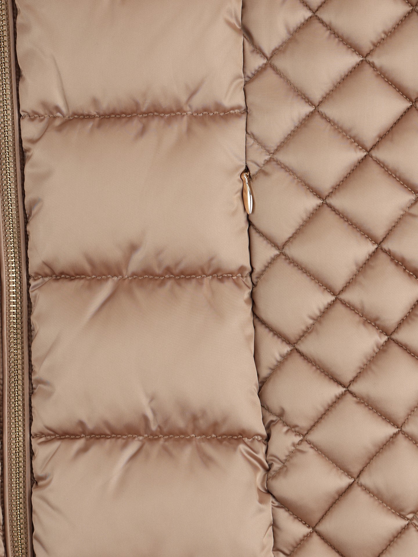 Blusão Acolchoado com Capuz de Pelo