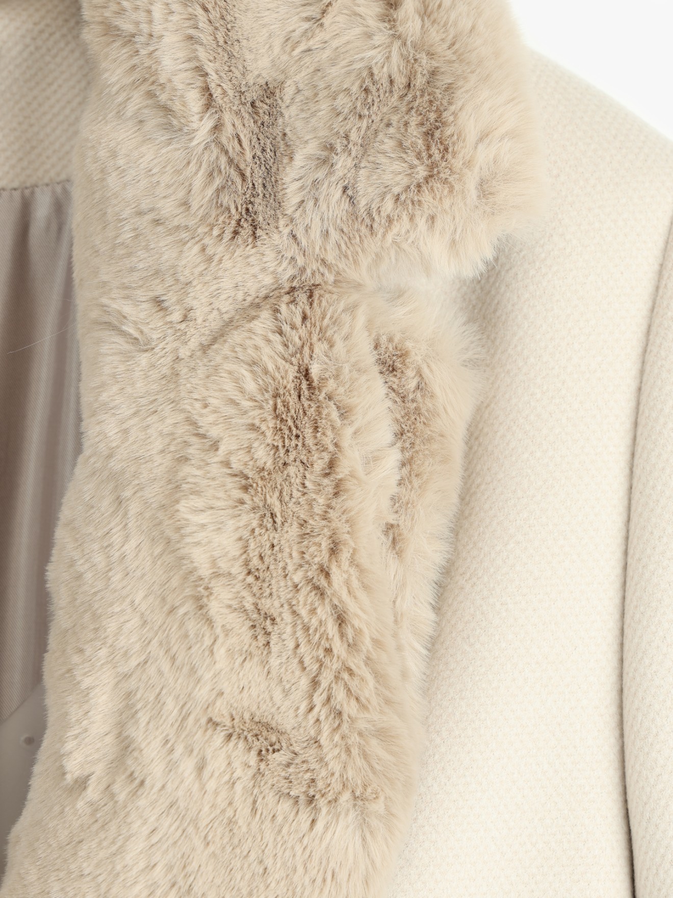 Casaco com Gola Larga de Pelo