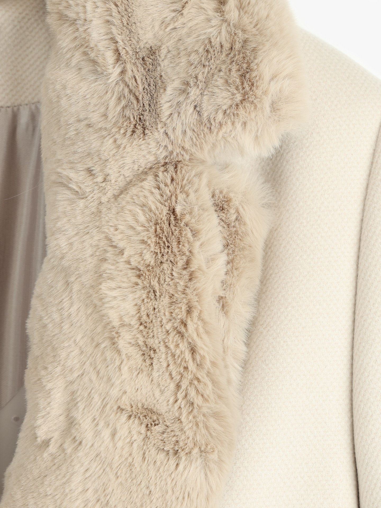 Casaco com Gola Larga de Pelo