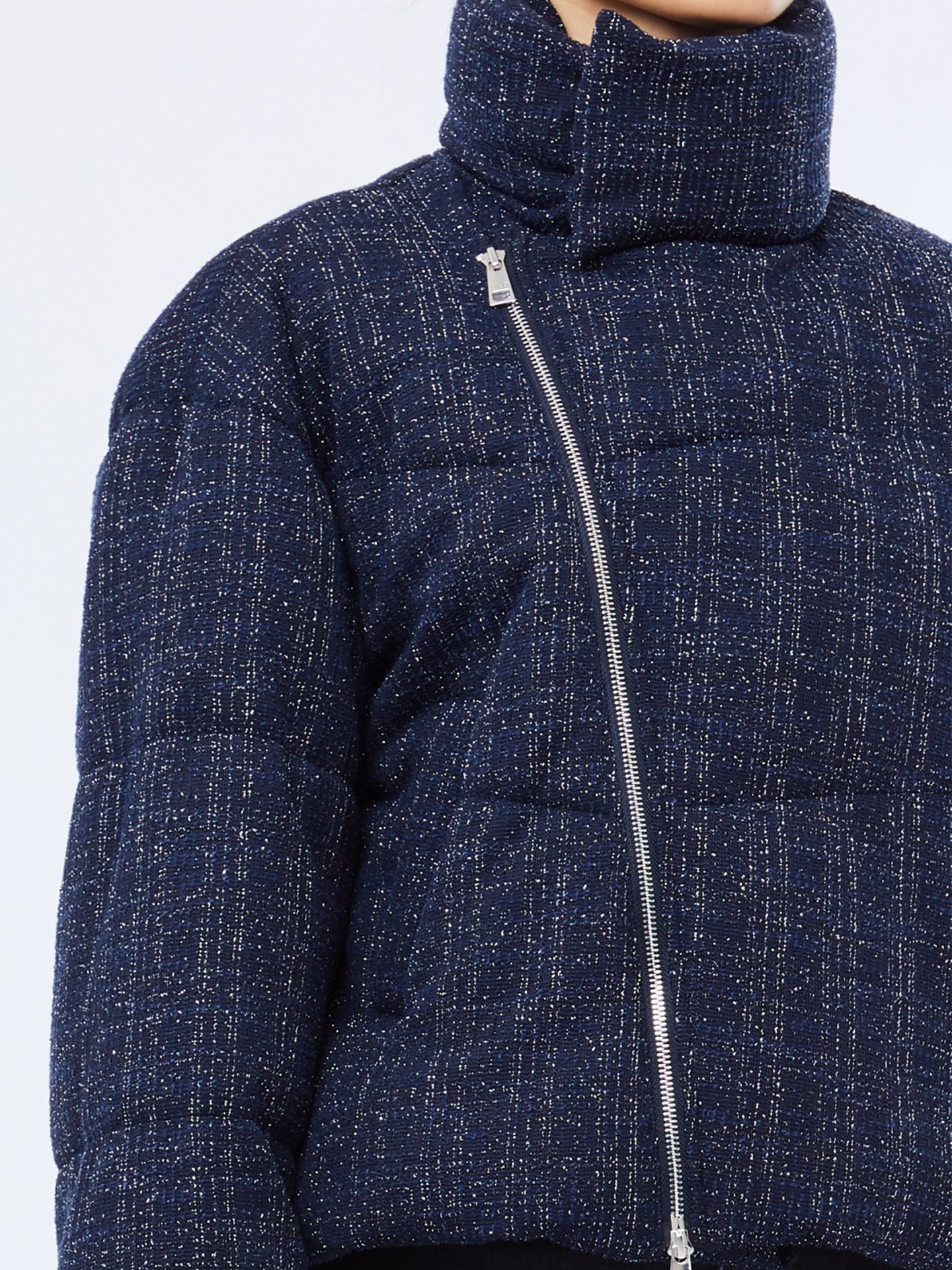 Blusão Acolchoado de Gola Alta com Fecho Assimétrico