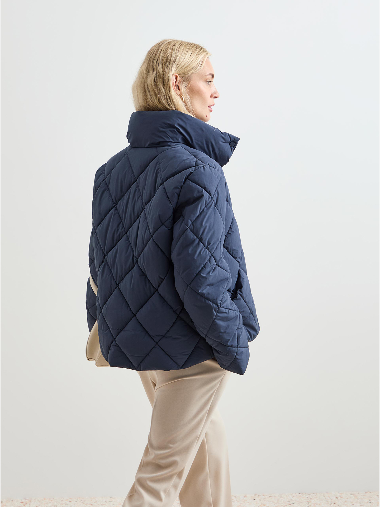 Blusão Acolchoado com Gola Alta