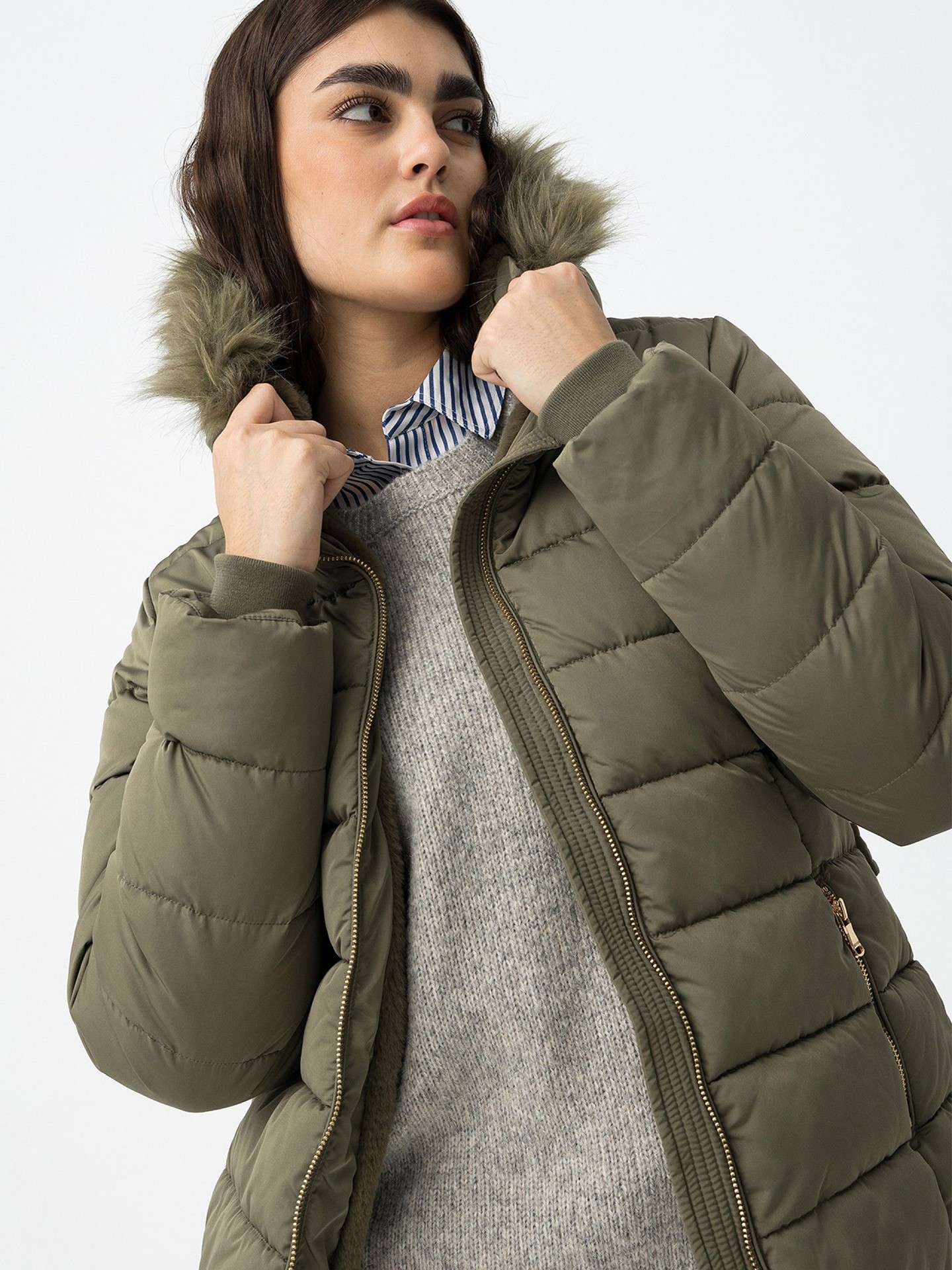 Blusão Acolchoado com Capuz de Pelo