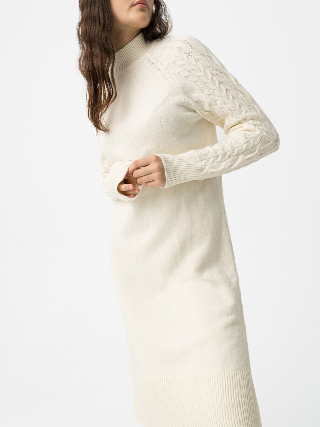 Vestido de Malha com Gola Subida