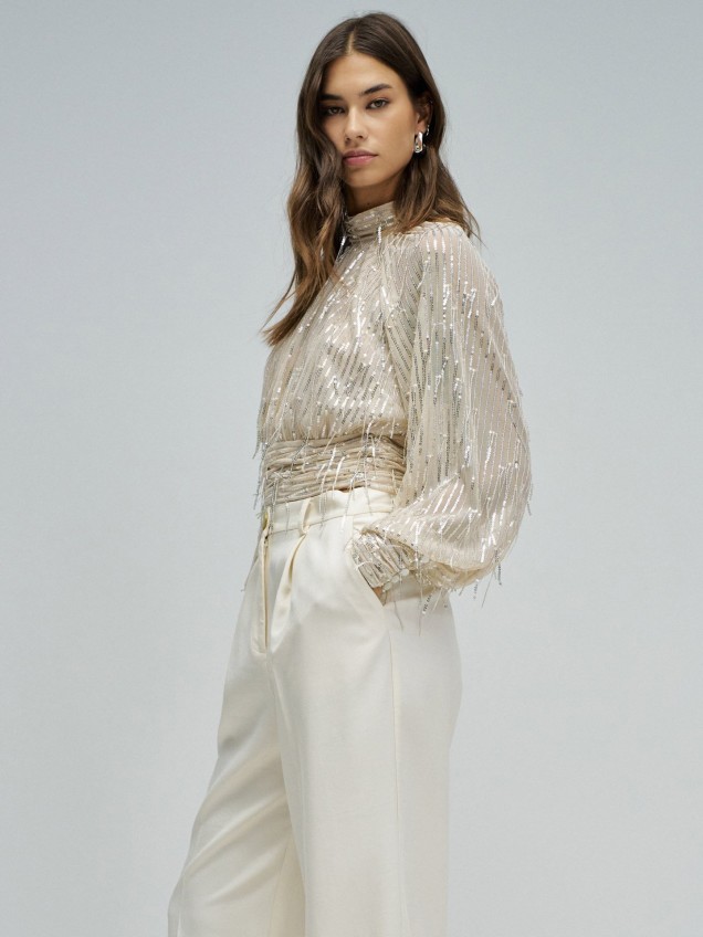 Blusa de Gola Subida com Lantejoulas