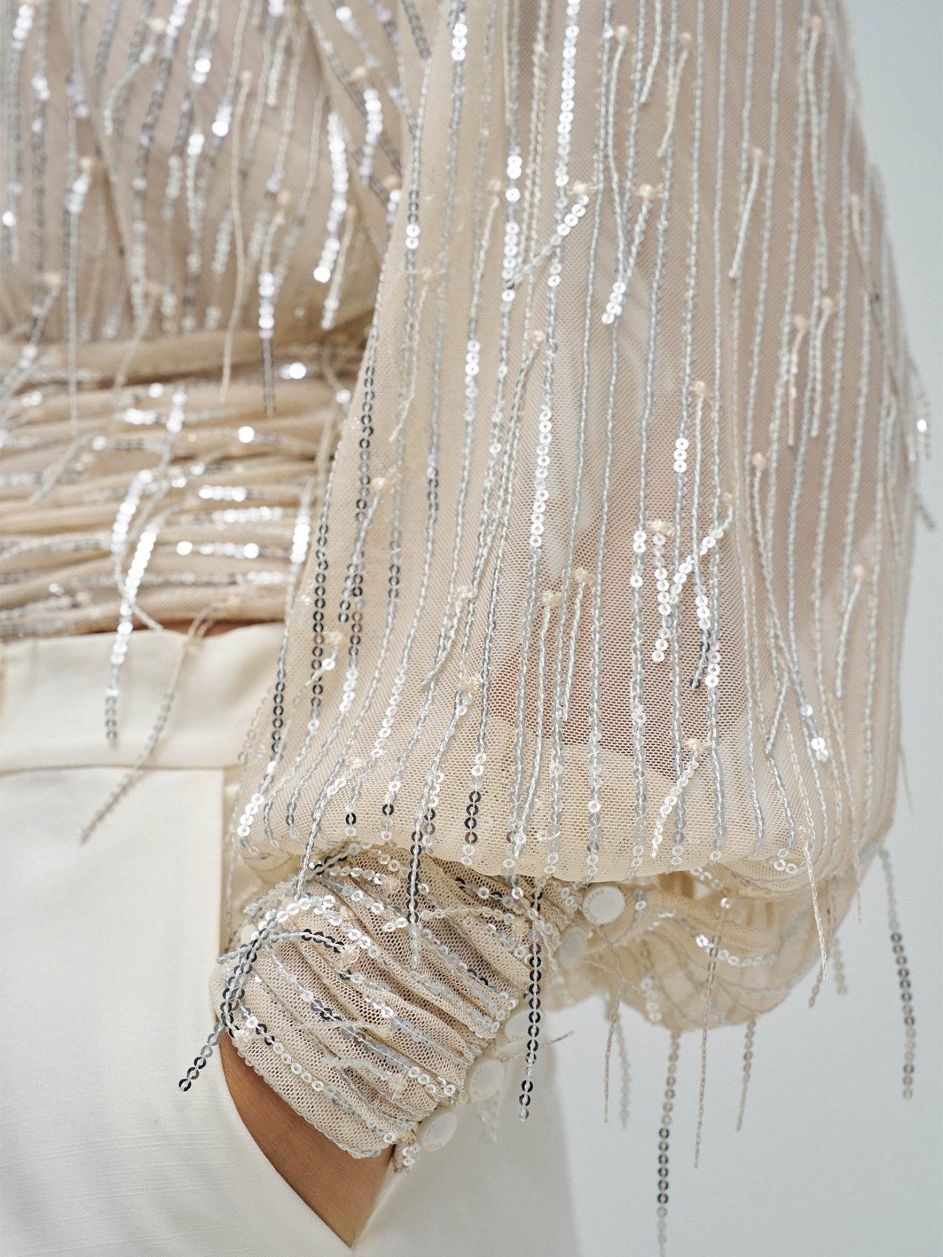 Blusa de Gola Subida com Lantejoulas