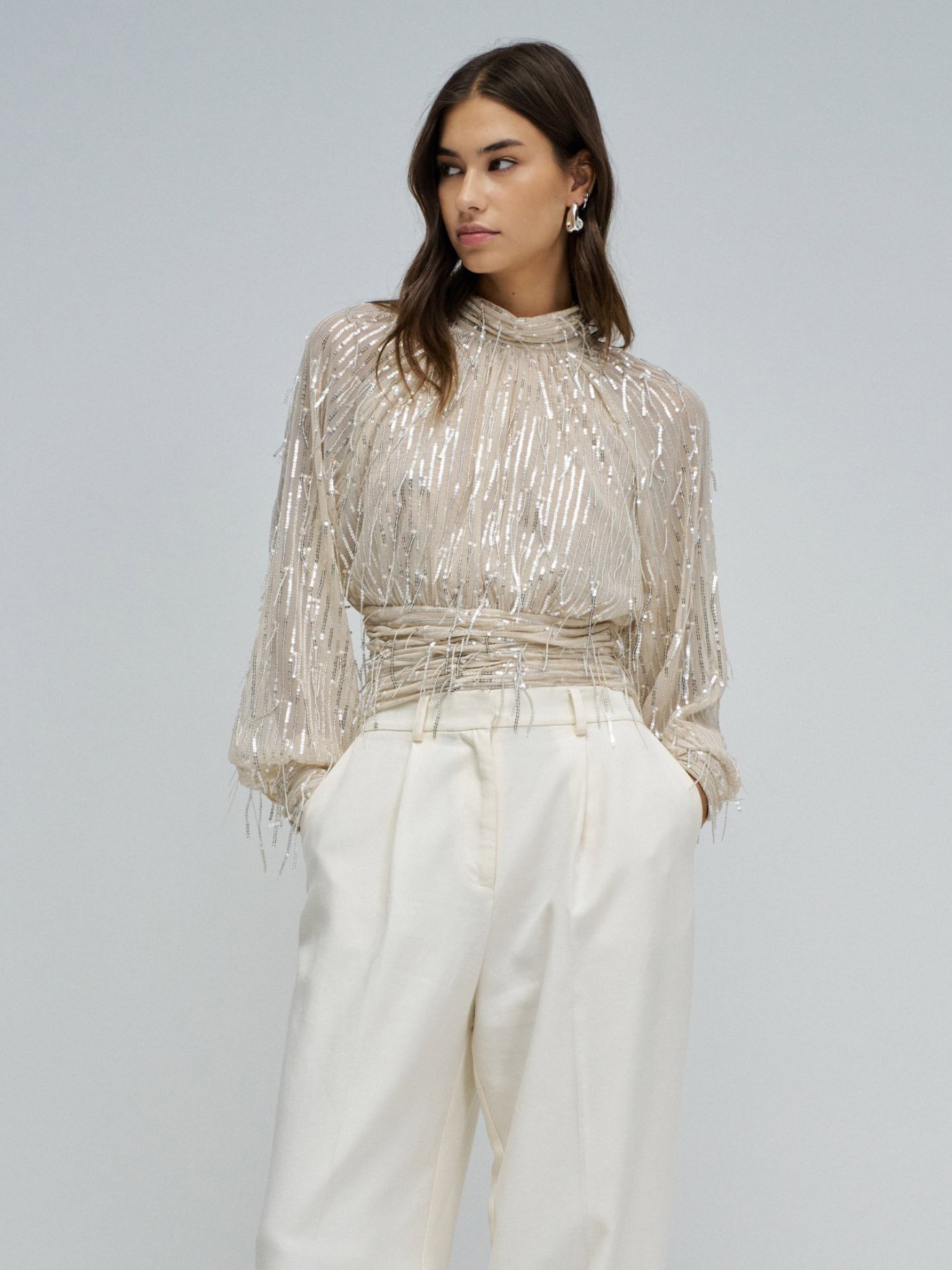 Blusa de Gola Subida com Lantejoulas