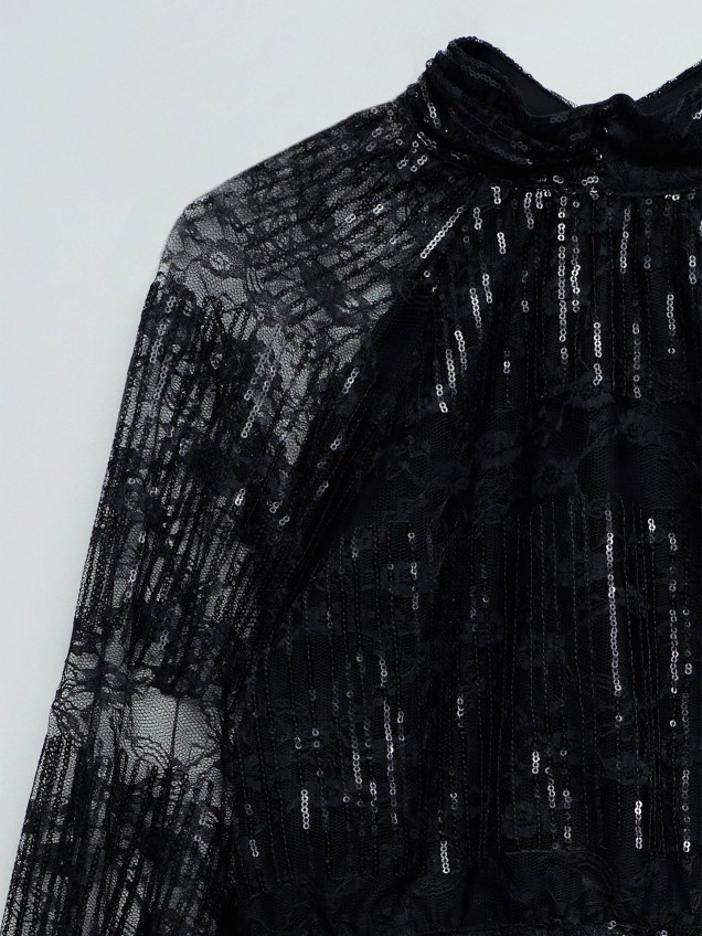 Blusa de Gola Subida com Lantejoulas