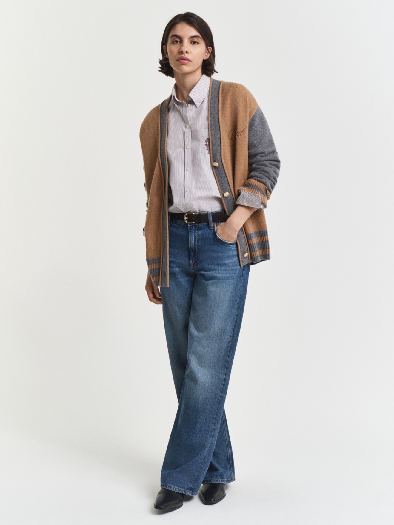 Casaco de Malha com Bot�es Dourados e Bordado