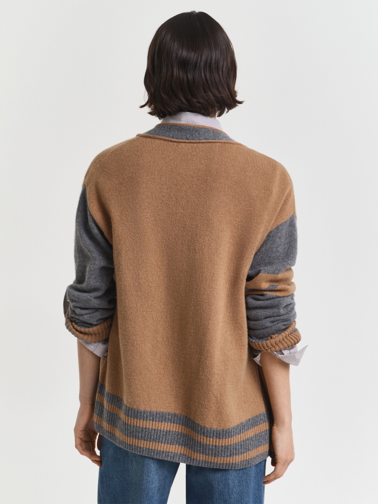 Casaco de Malha com Bot�es Dourados e Bordado