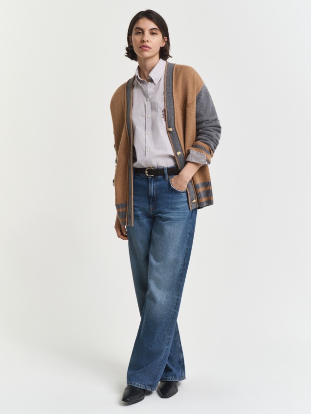 Casaco de Malha com Botões Dourados e Bordado