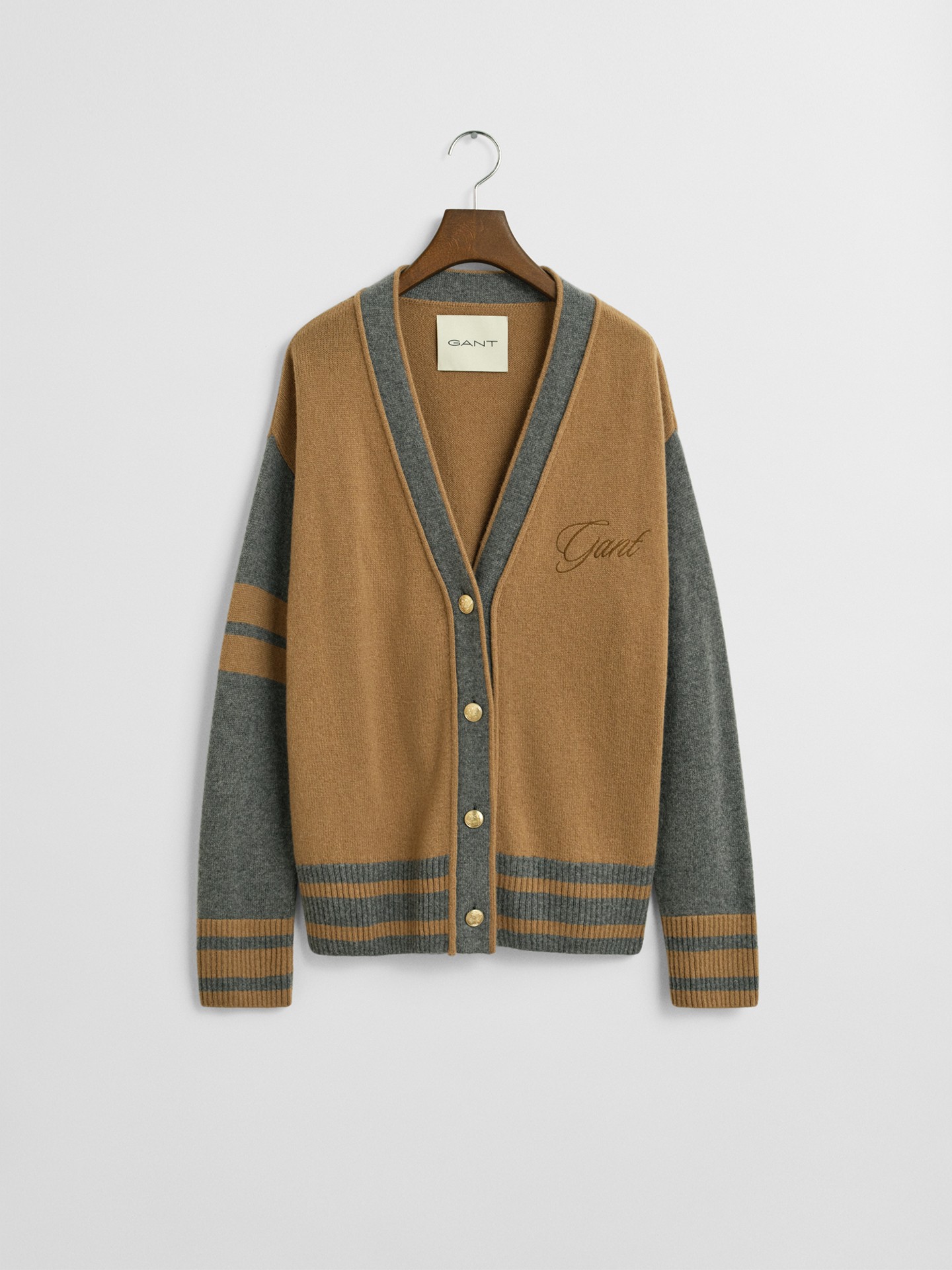 Casaco de Malha com Botões Dourados e Bordado