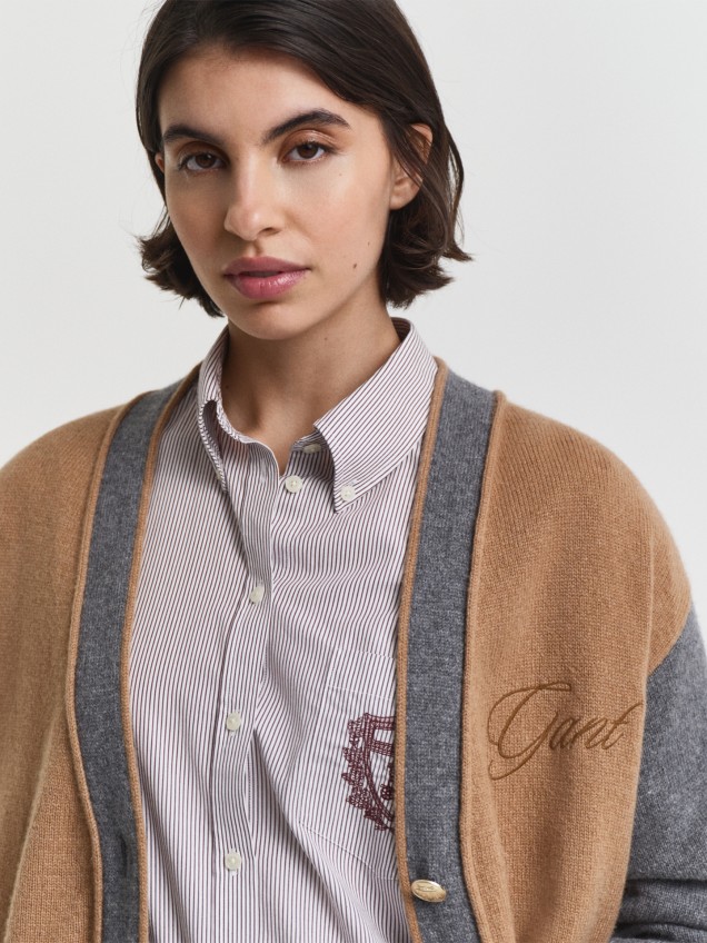 Casaco de Malha com Botões Dourados e Bordado