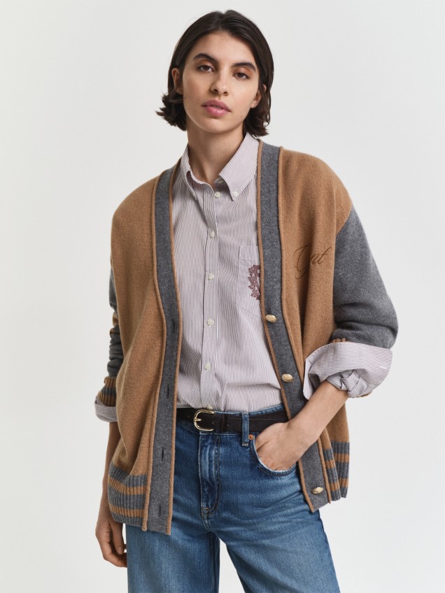 Casaco de Malha com Bot�es Dourados e Bordado