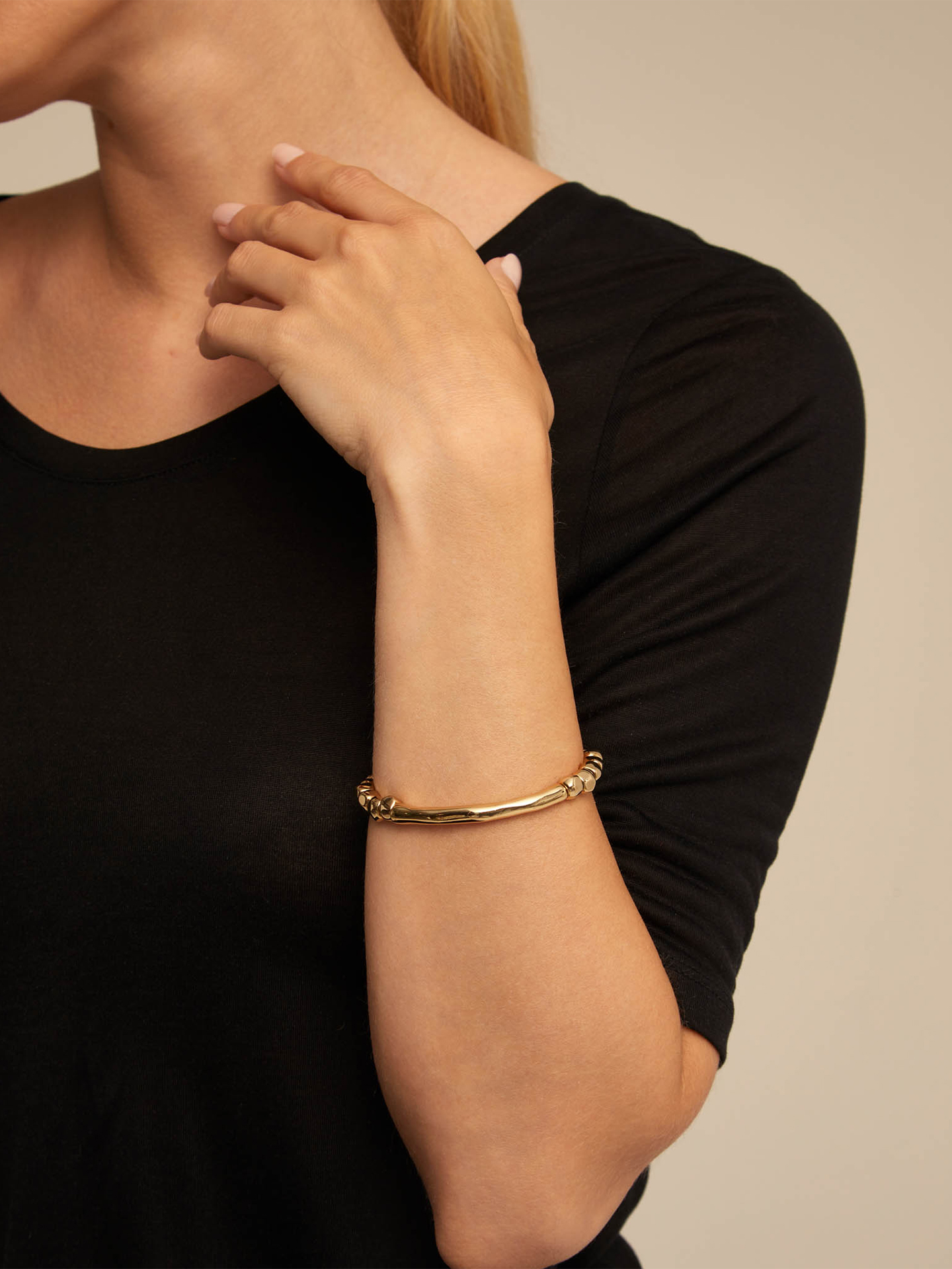 Pulseira de Contas com Barra Central