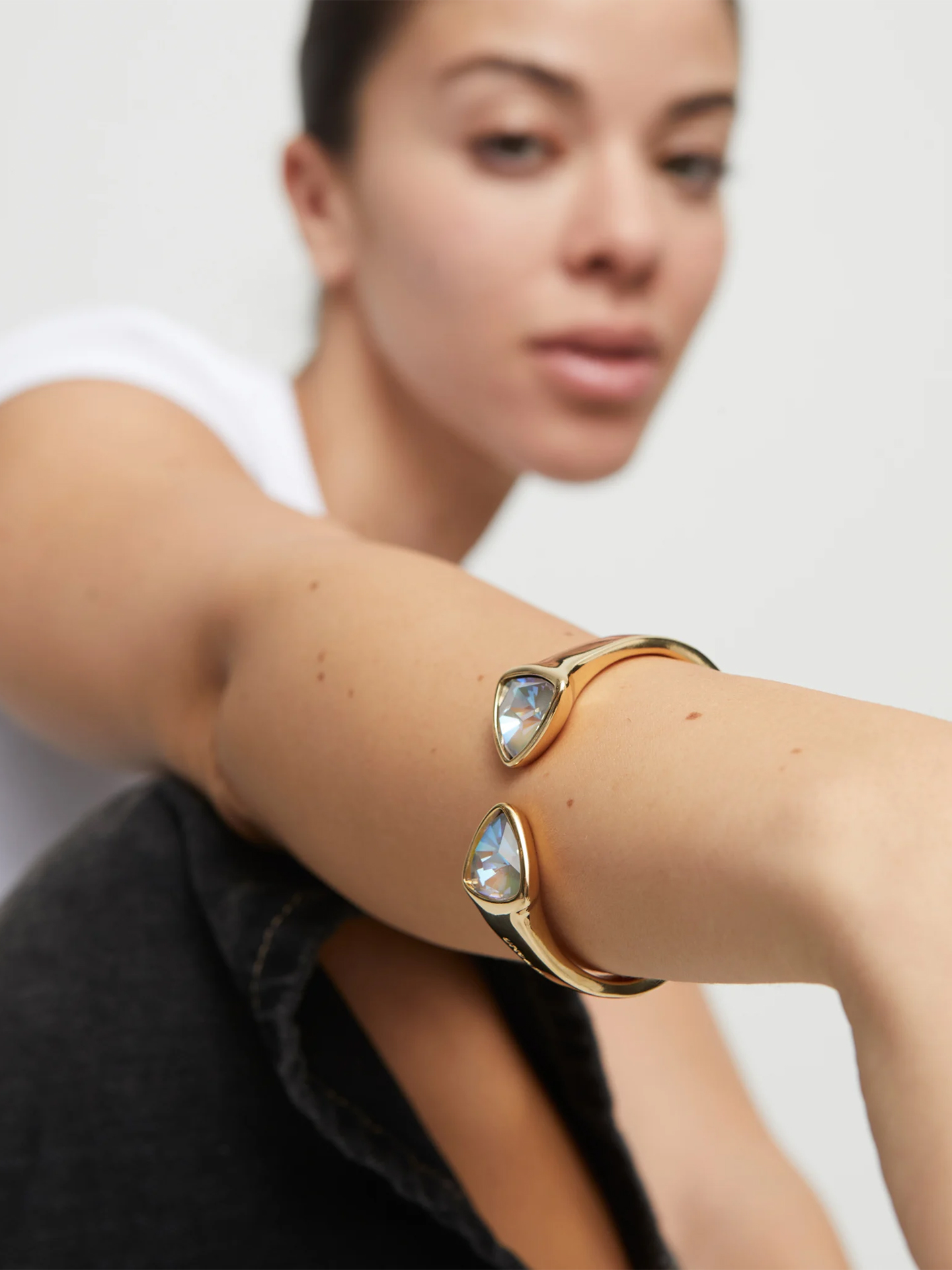 Bracelete Rígida Aberta com Dois Cristais Facetados