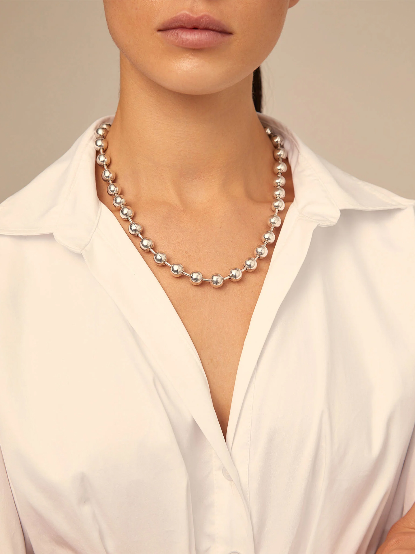 Colar Curto com Contas e Pendente Cadeado