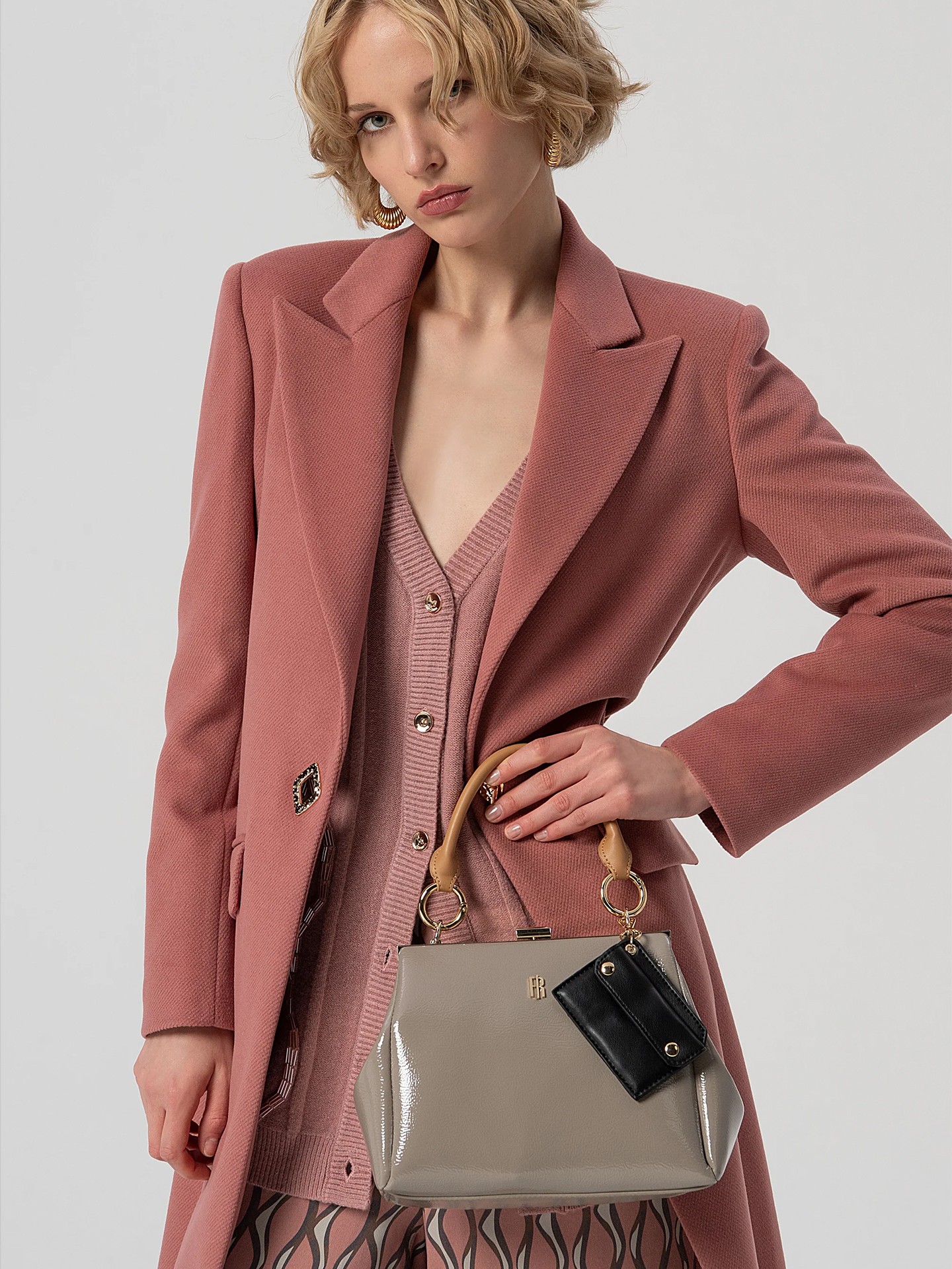 Mala de Mão Estruturada em Efeito Verniz