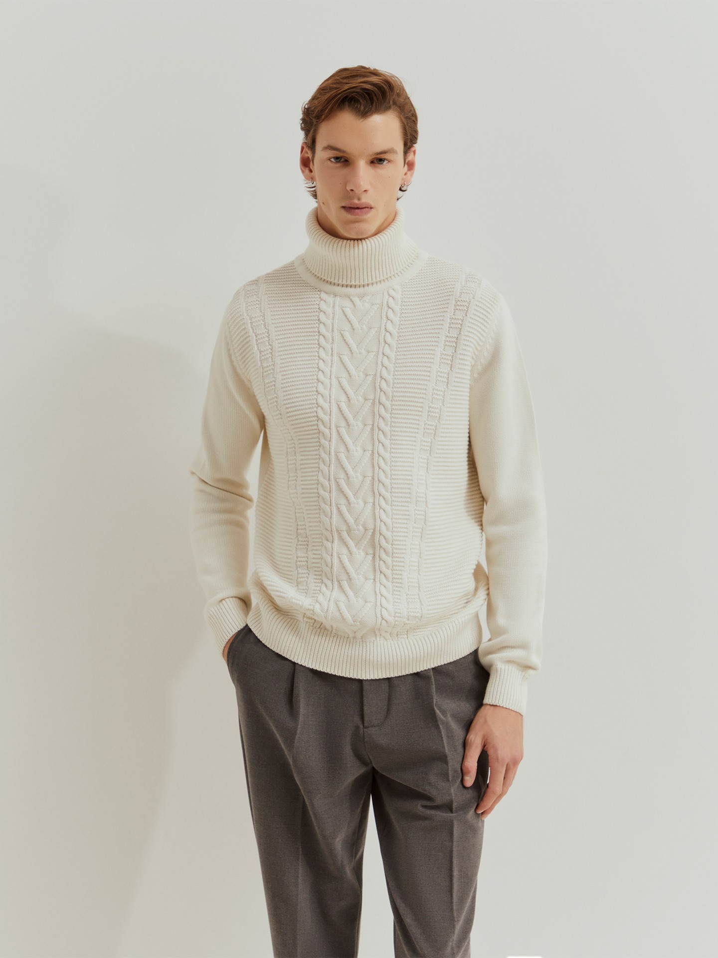 Camisola de Gola Alta em Malha Entrançada