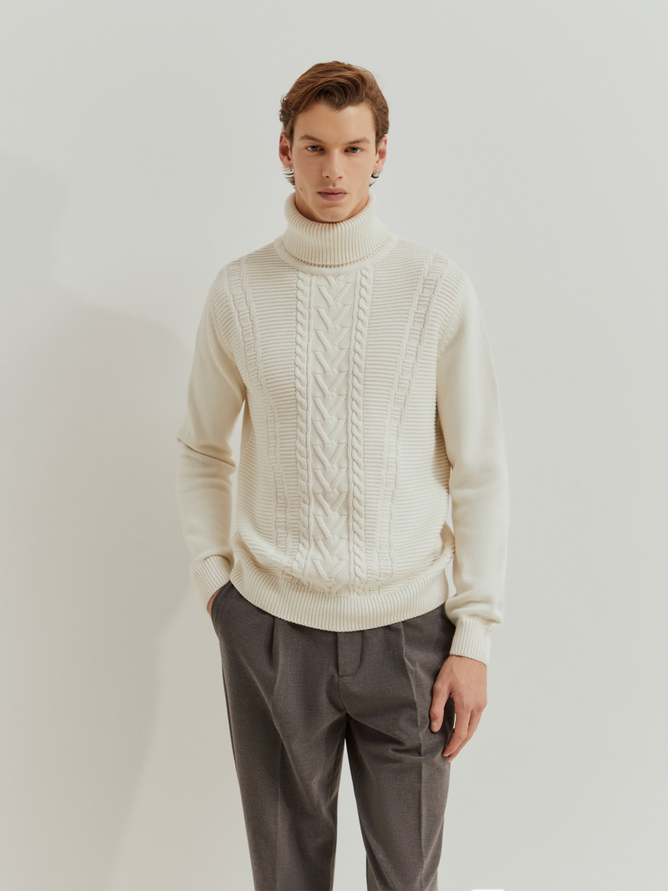 Camisola de Gola Alta em Malha Entrançada