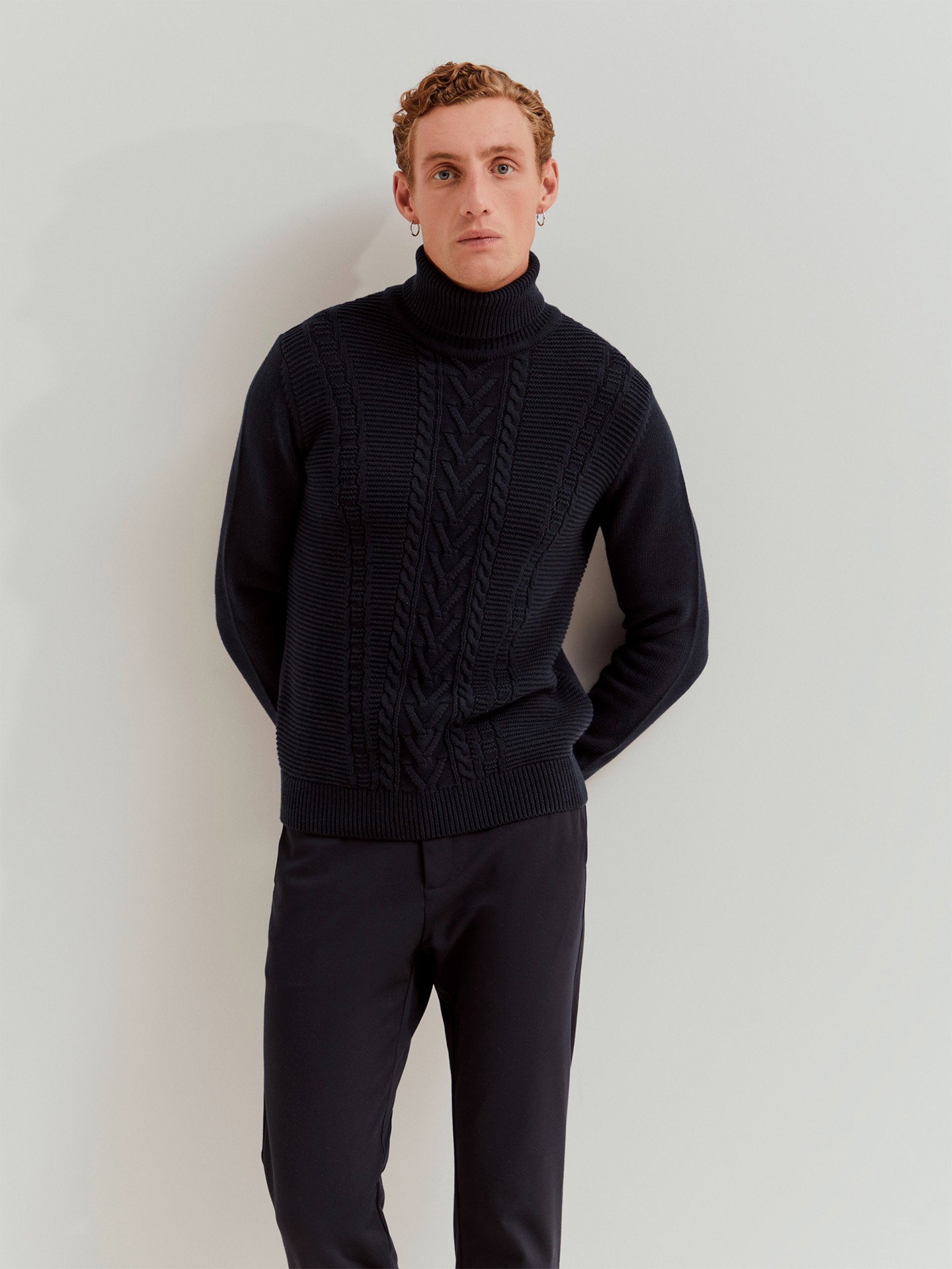 Camisola de Gola Alta em Malha Entrançada