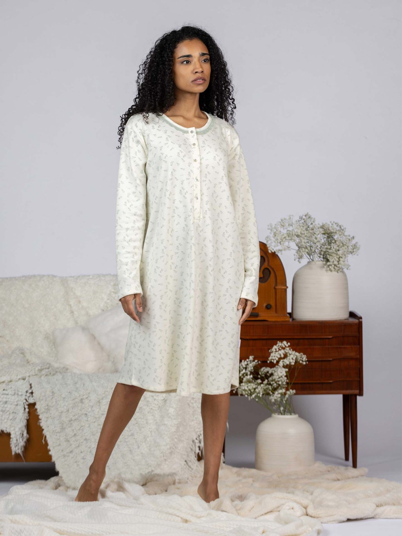 Camisa com Padro Floral e Renda